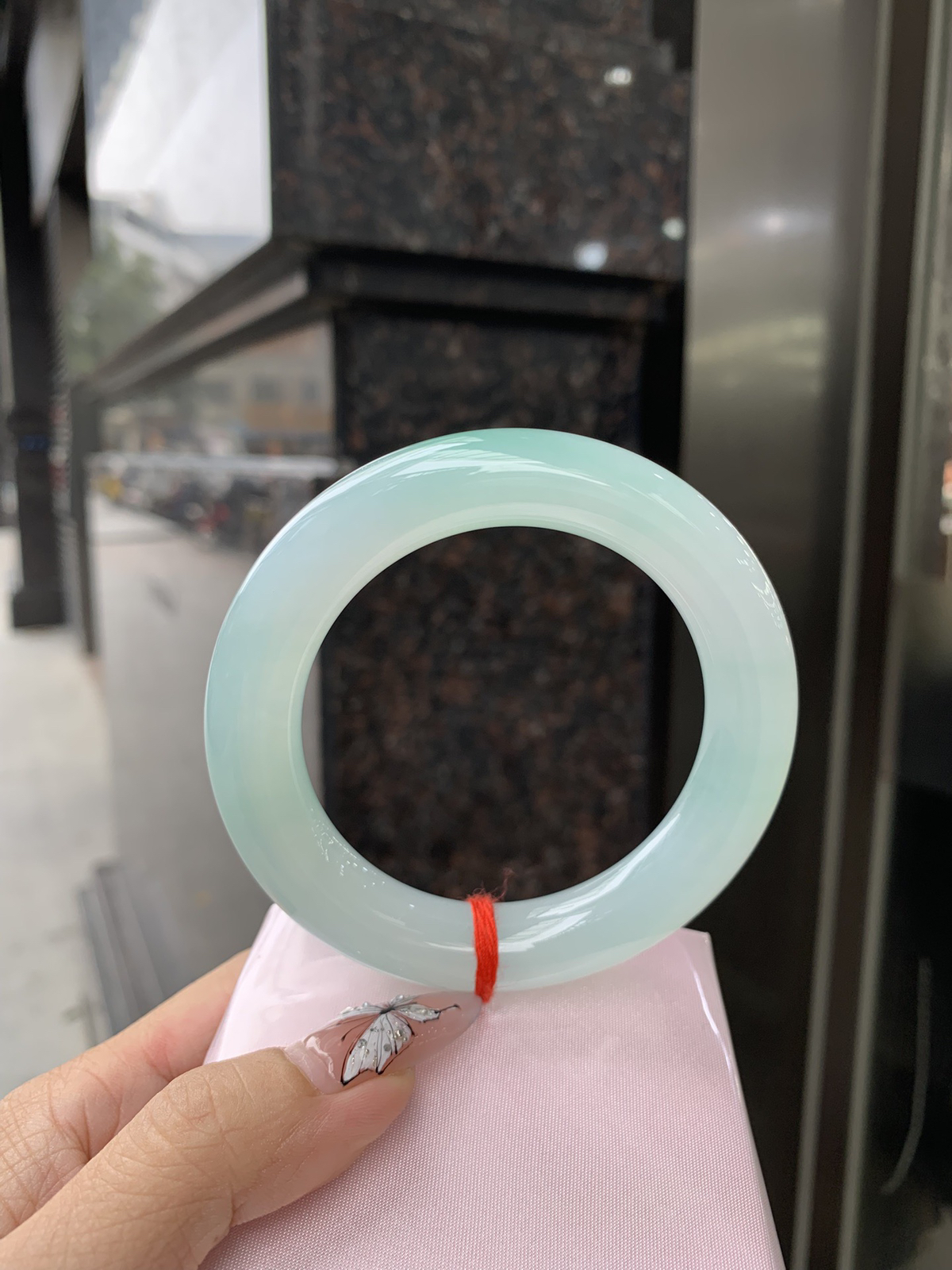 冰晴绿圆条
底妆冰润细腻，满圈淡雅晴绿，一抹绿花点缀，像初春嫩芽落入清泉，均匀柔和，抬眼就是一片宁静感。