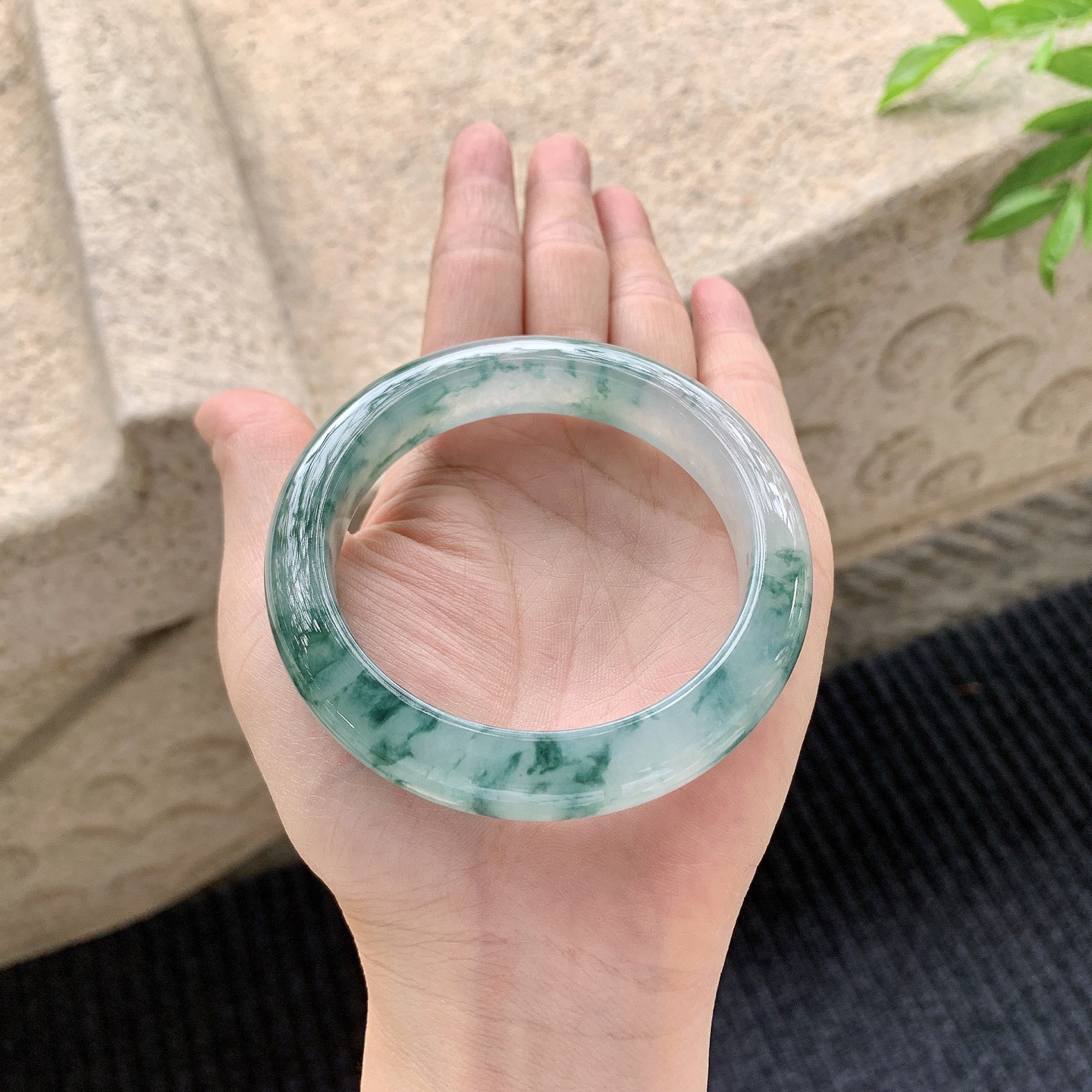 正圈56 57
【圈口】57/12/9.2
【描述】冰糯飘花，水润，种老，细腻，无纹裂！