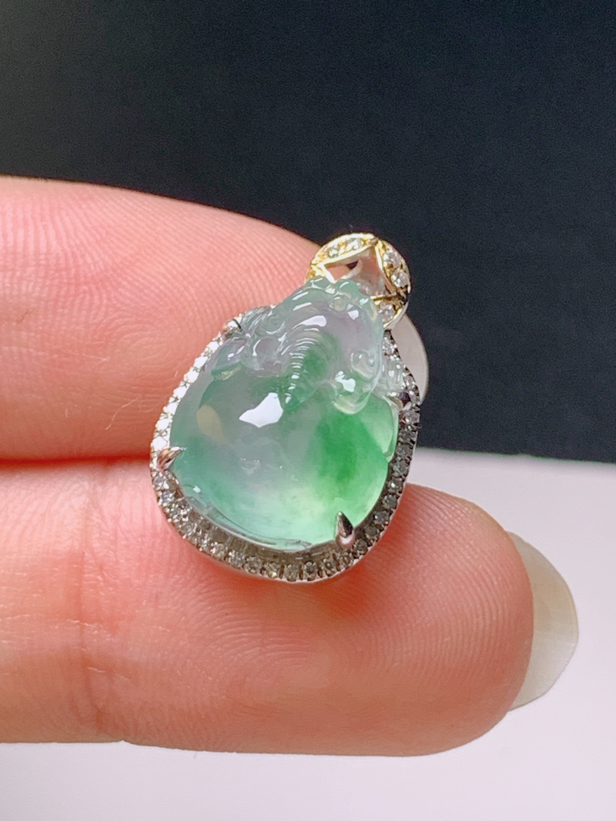 ️ 高冰飘绿貔貅吊坠，冰透饱满，飘绿灵动
裸石13.3-10.5-6.1
整体18.5-12.5-10.1..