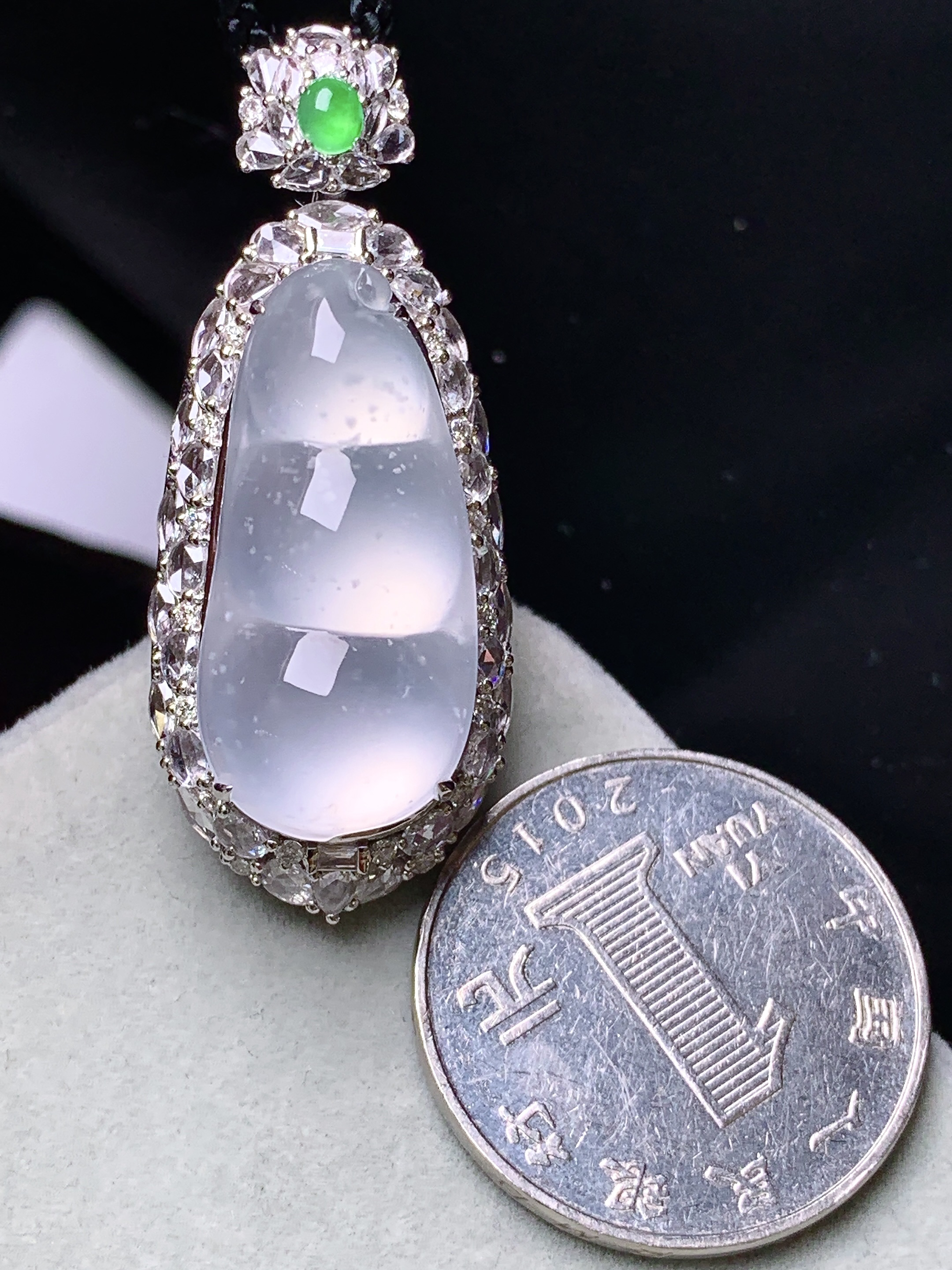 18k金钻镶嵌冰种四季豆吊坠 玉质细腻 色泽艳丽清新 水润亮眼 整体尺寸42.2*17.3*14.5b12