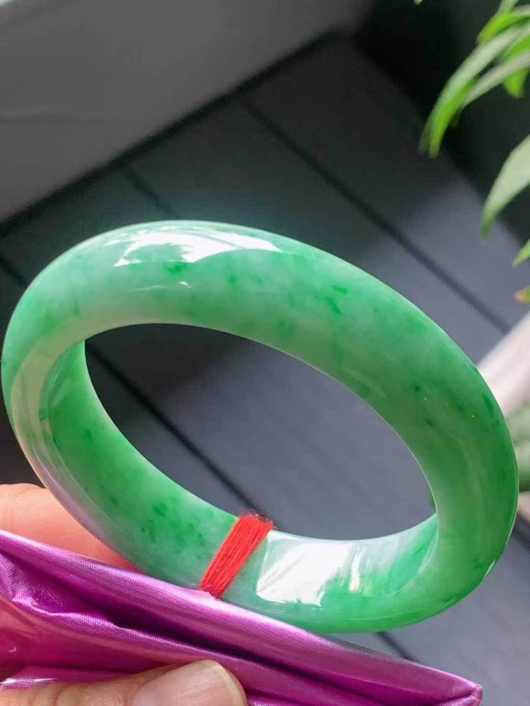 【翡翠名称】老坑种飘绿花54正圈口手镯
【翡翠尺寸】54/13.5/8.7mm适合53-55正圈口佩戴
【翡翠描述】宝贝种老水足，玉质细腻，色泽靓丽，性价比高，佩戴效果好！
【其它赠送】权威证书/精美挂绳盒子/支持全国复检