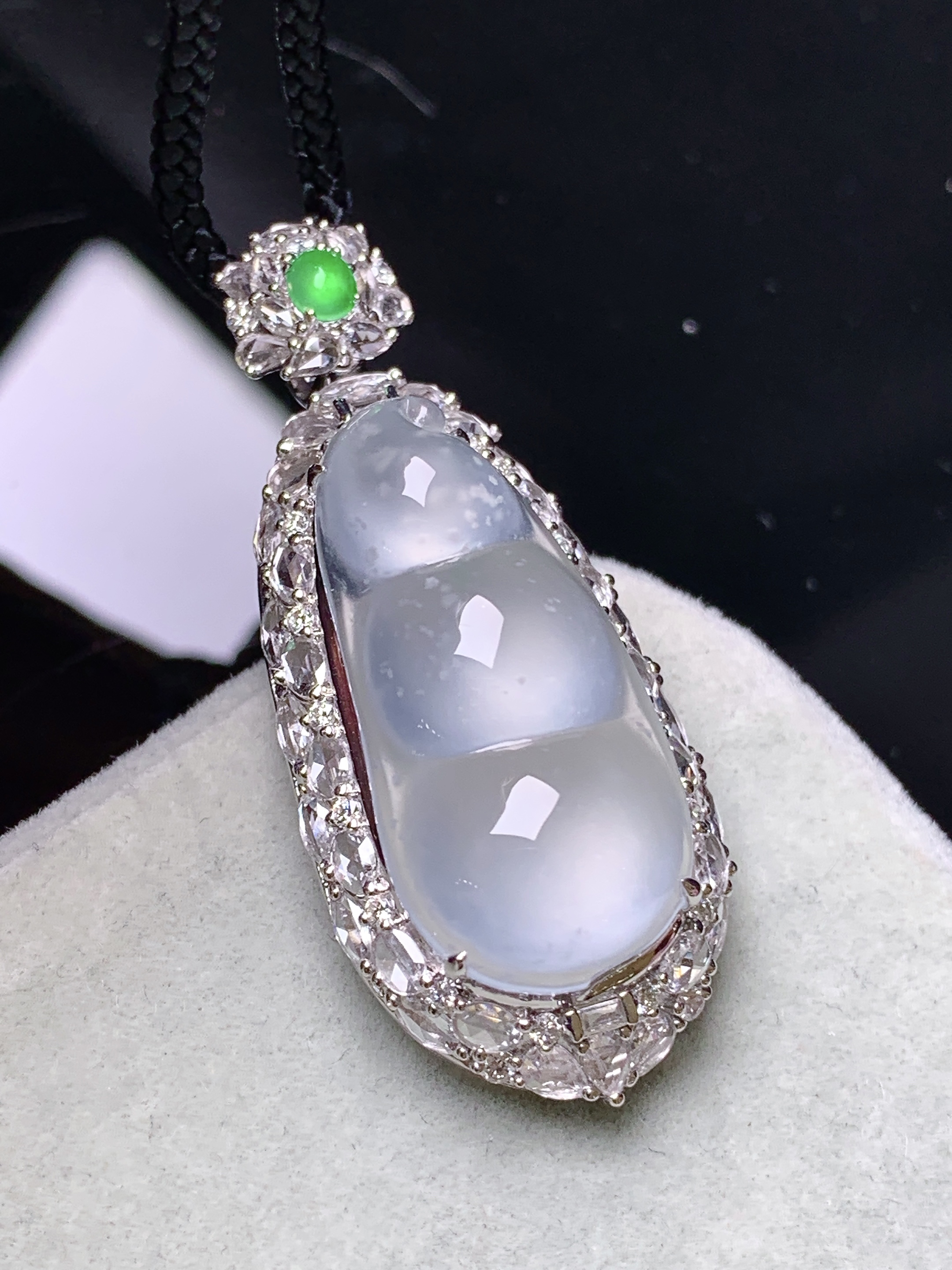 18k金钻镶嵌冰种四季豆吊坠 玉质细腻 色泽艳丽清新 水润亮眼 整体尺寸42.2*17.3*14.5b12