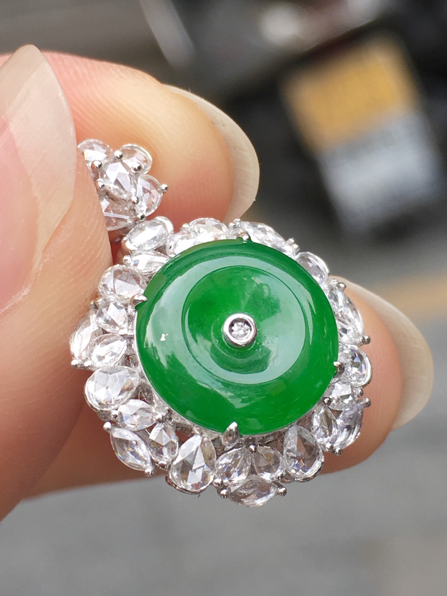 阳绿平安扣吊坠，种色，性比超高。18K金伴钻镶嵌，款式时尚精美。整体尺寸22.8×16.5×8.9 裸石尺寸10.9×10.9×3