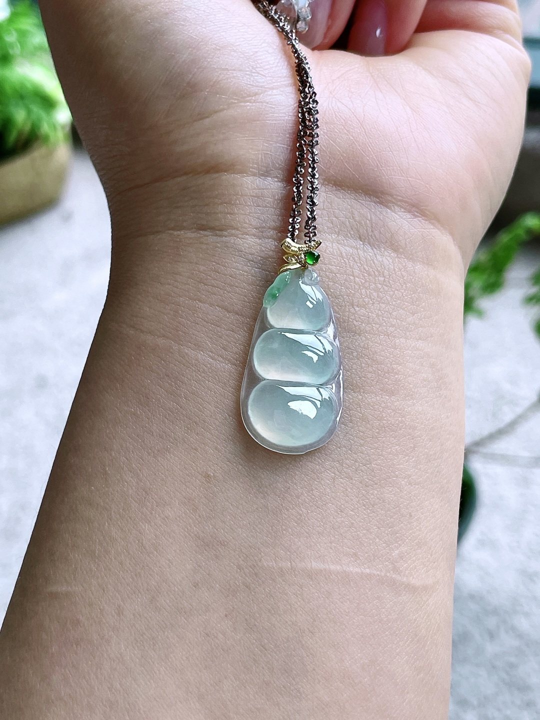 【镶嵌】冰飘花豆子飘花福豆吊坠 【说明】缅料 18k金镶嵌 无裂 性比高 【整体】32.3 【裸石】29.2-15-4 【重量】3克