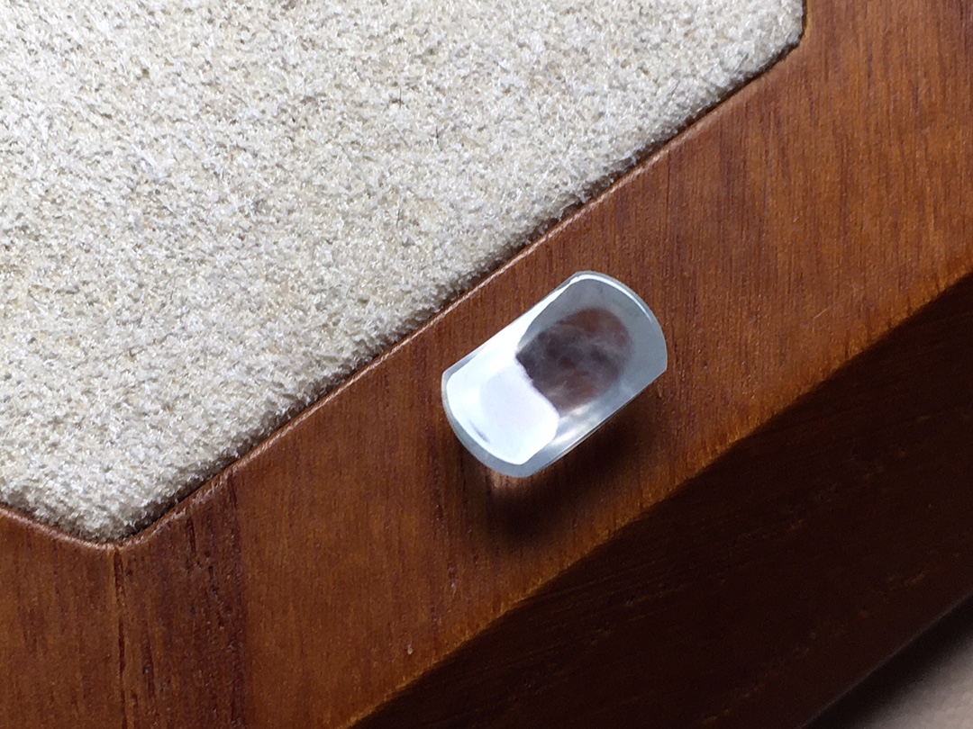 玻璃种马鞍 冰透感十足，白皙透亮，尺寸9.2*5.4*3.4 超值 不议