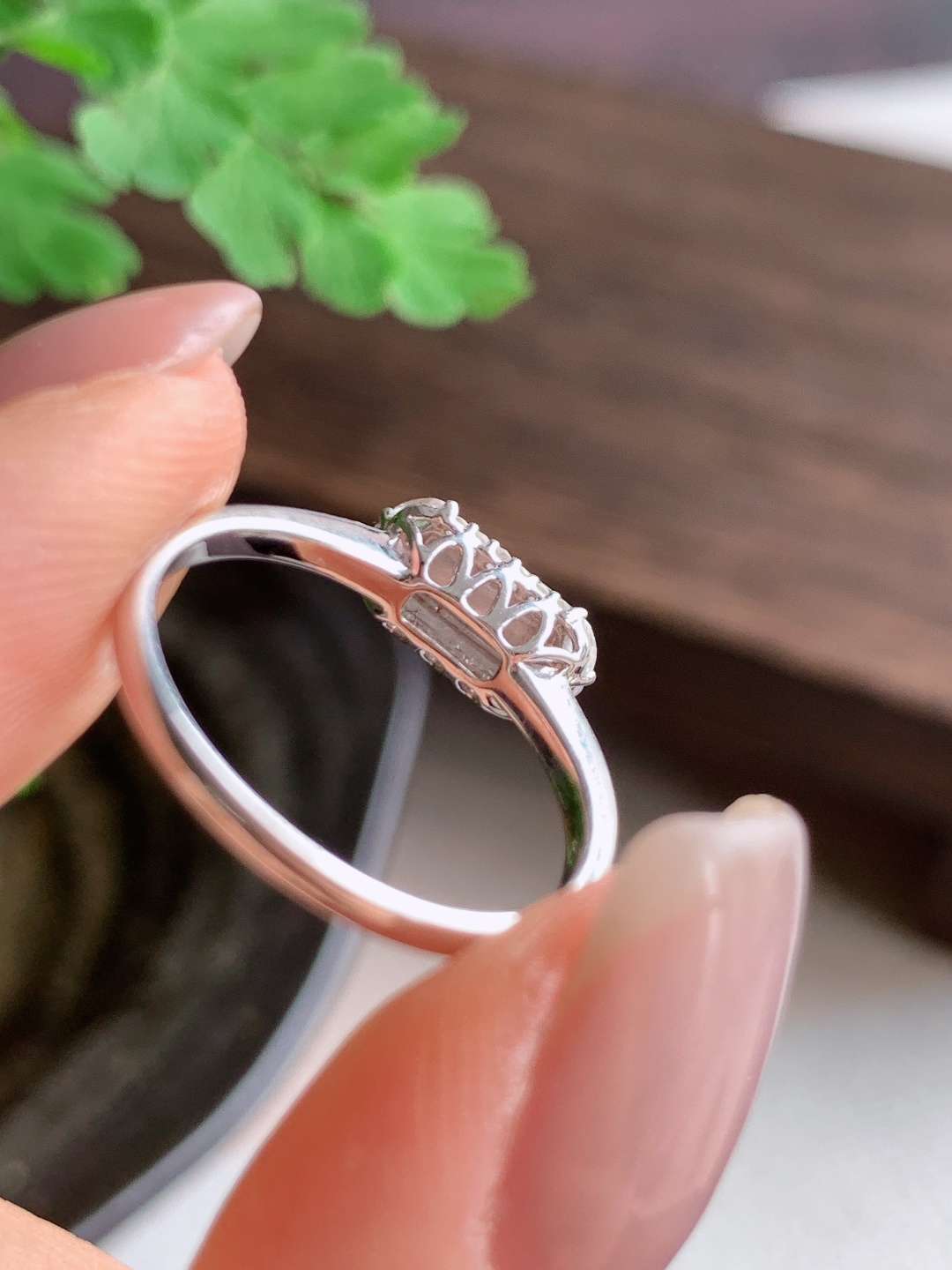 【镶嵌】️冰阳绿马鞍戒指【说明】缅料  18k金镶嵌 性比高【整体】10.7-5.7-5.6【裸石】7-3.4-2【圈口】15号【重量】2.2克