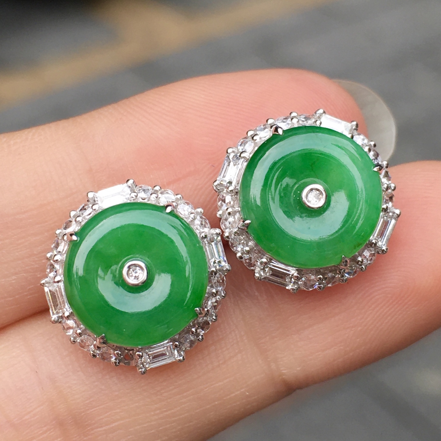 阳绿平安扣耳钉，种色，性比超高。18K金伴钻镶嵌，款式时尚精美。整体尺寸14×14×8.5裸石尺寸10.5×10.5×3