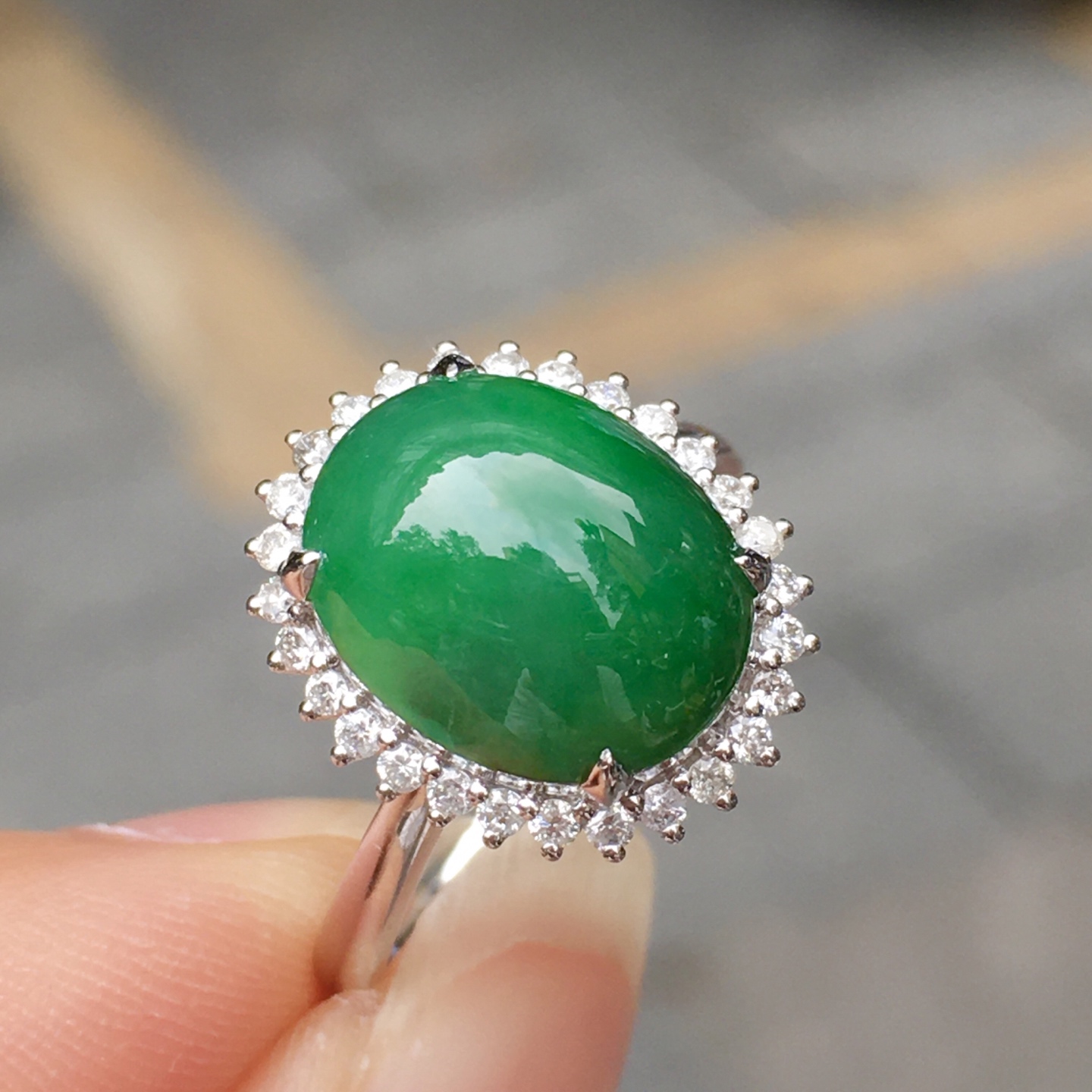 阳绿戒指，种色，性比超高。18K金伴真钻镶嵌，款式时尚精美。整体尺寸15.1×12.8×10.3裸石尺寸11.8×9.5×3