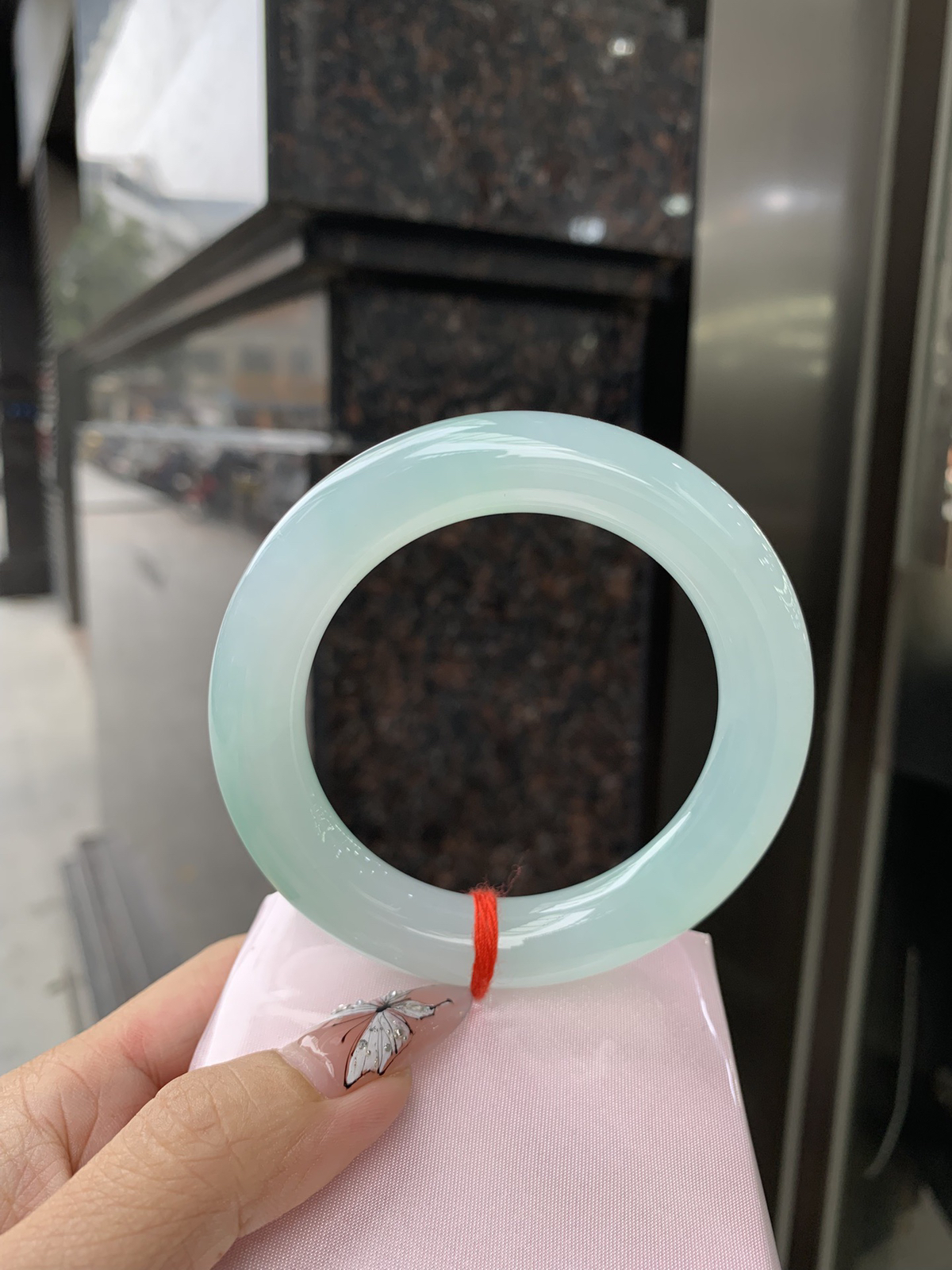 冰晴绿圆条
底妆冰润细腻，满圈淡雅晴绿，一抹绿花点缀，像初春嫩芽落入清泉，均匀柔和，抬眼就是一片宁静感。