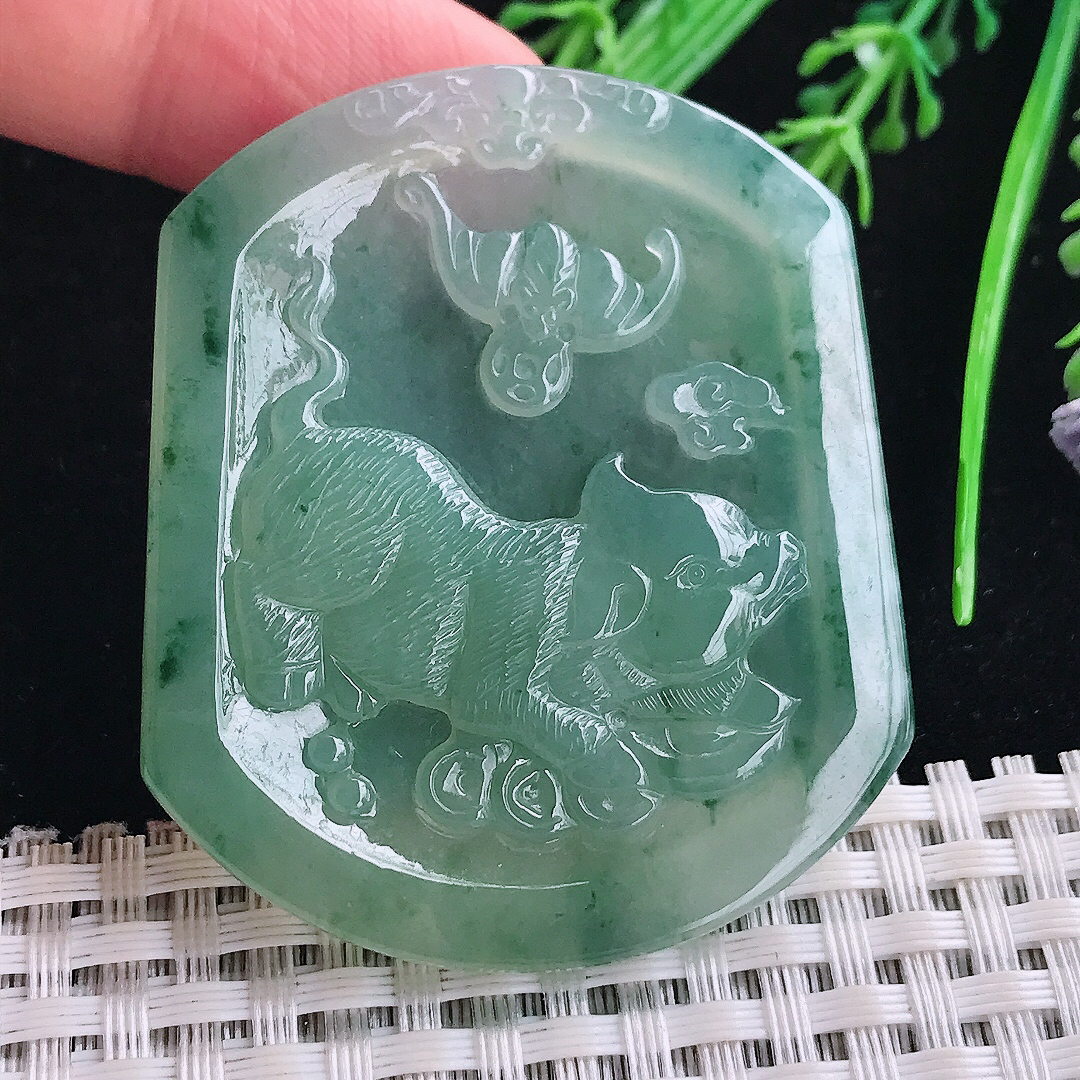 实拍A货翡翠52.6/44/4.8老坑冰胶水灵满绿招财猪吊坠生肖猪牌