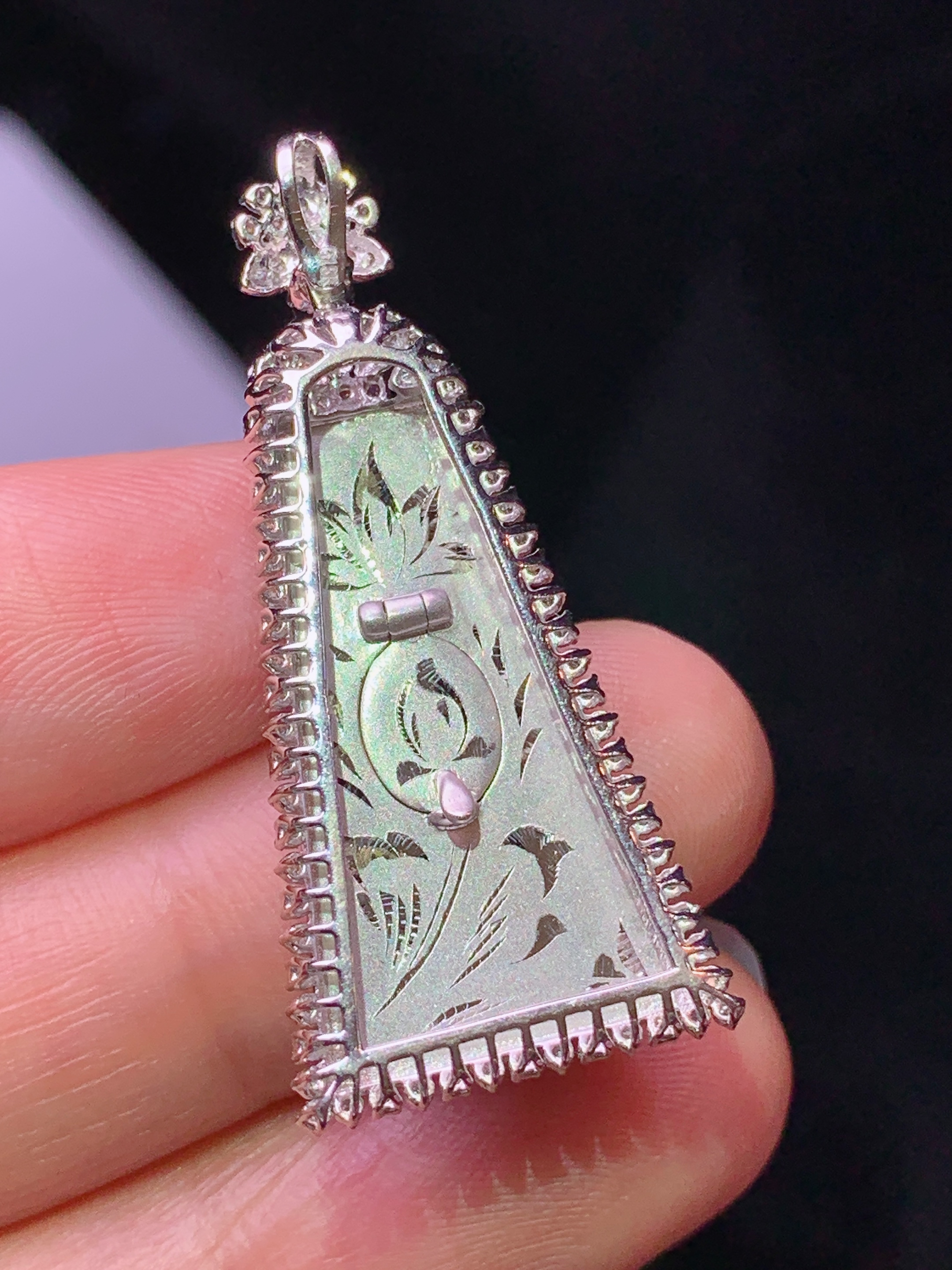 18k金钻镶嵌翠绿无事牌吊坠 玉质细腻 色泽艳丽清新 水润亮眼 整体尺寸37*16.8*6.2m2