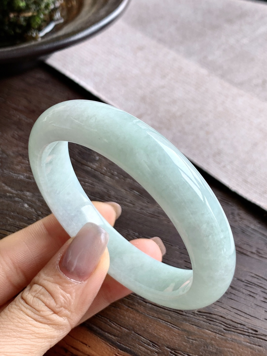 【手镯】正圈 圈口55.5-12.6-8.5【尺寸】55.5-12.6-8.5【说明】晴水化底 冰晴水 种老细腻 缅甸A货翡翠 无裂【重量】59.1克