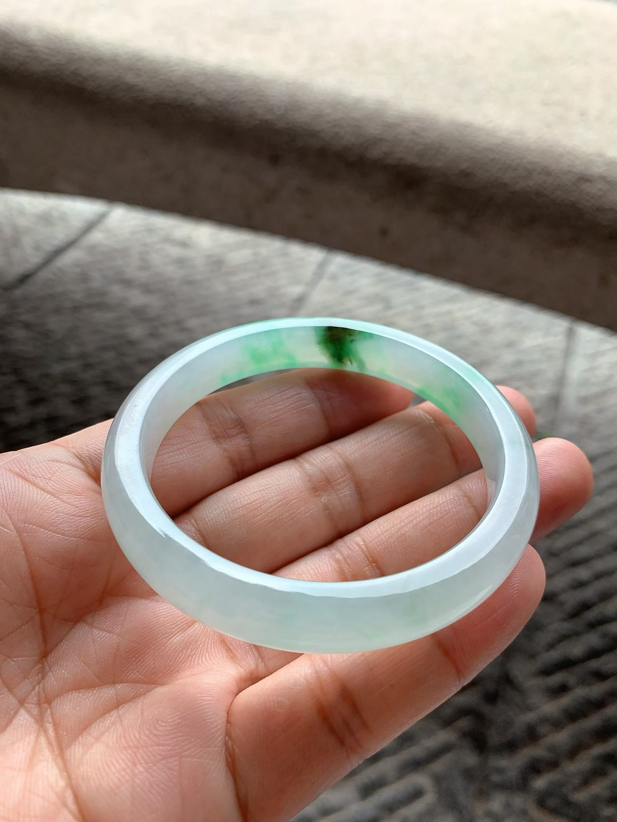 飘阳绿正圈手镯尺寸55.5*10*7.2 种质细腻，通透水润，胶润无比，底子干净清爽，翠色鲜阳，青翠耀眼！