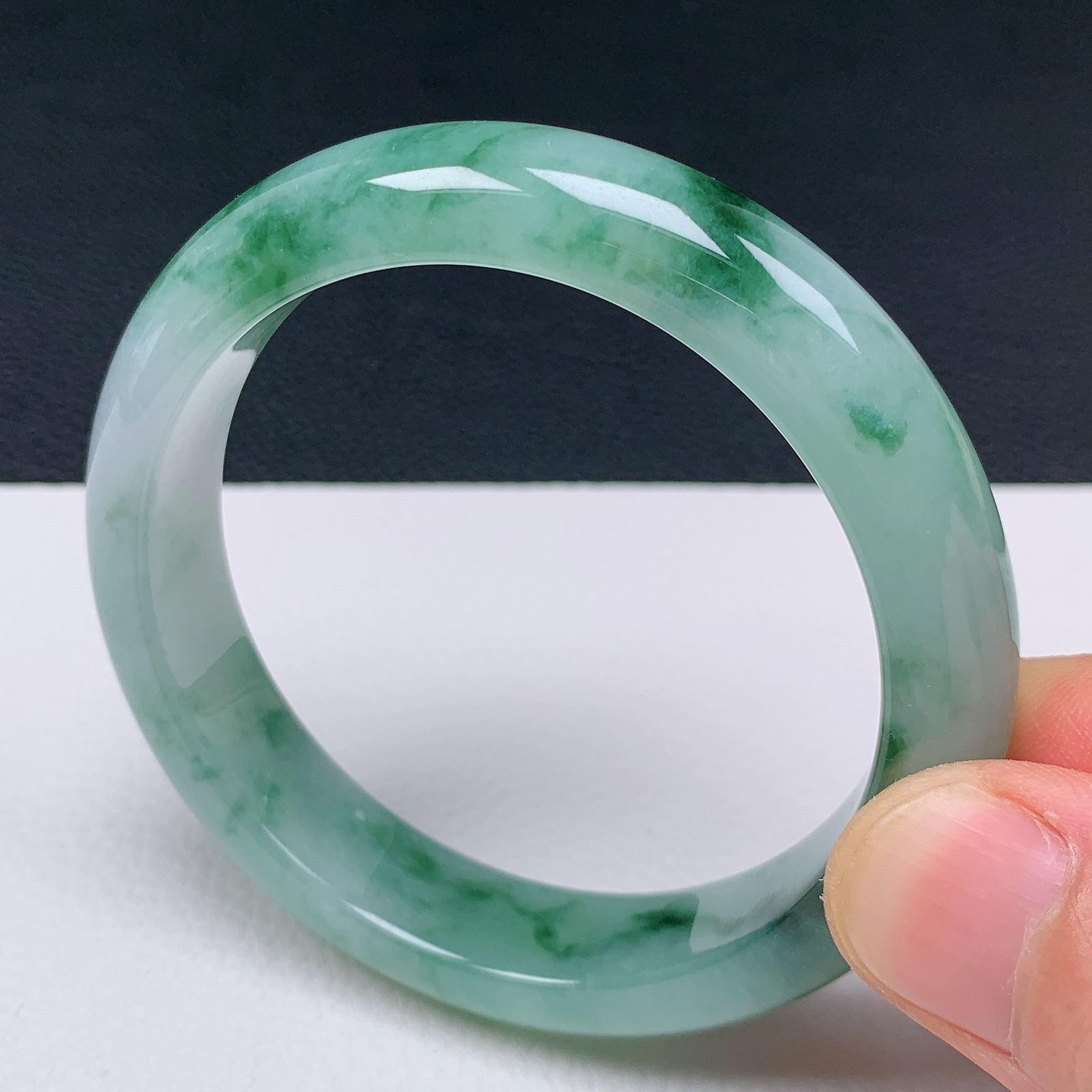 天然翡翠圈口57-58老坑冰透飘绿花手镯 玉质细腻 种水好 尺寸：57.1-12.6-8.2mm  