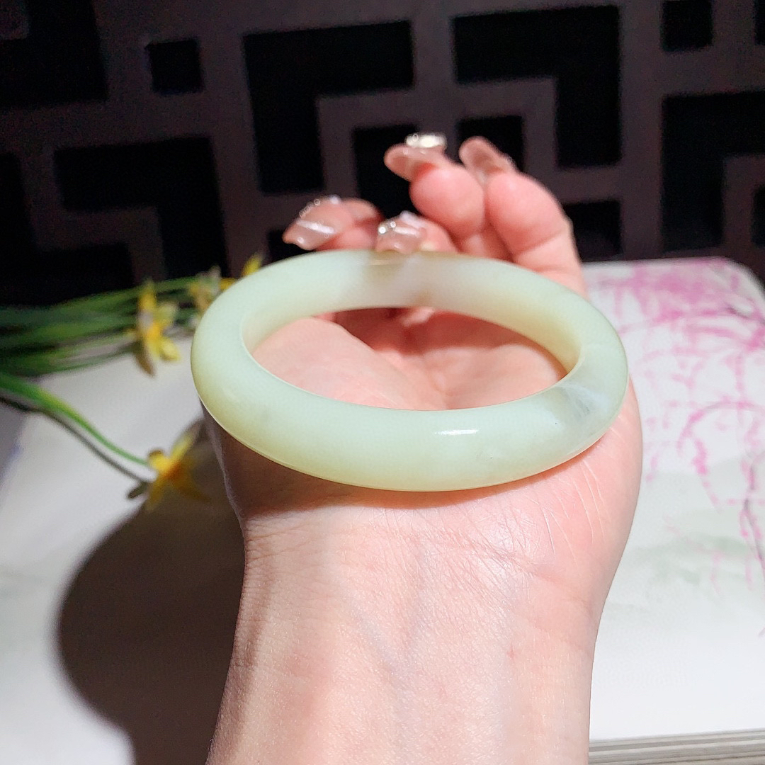 和田玉55圈且末糖手镯！玉质细腻油润 底色纯净 无纹裂 脂粉好，品质高。