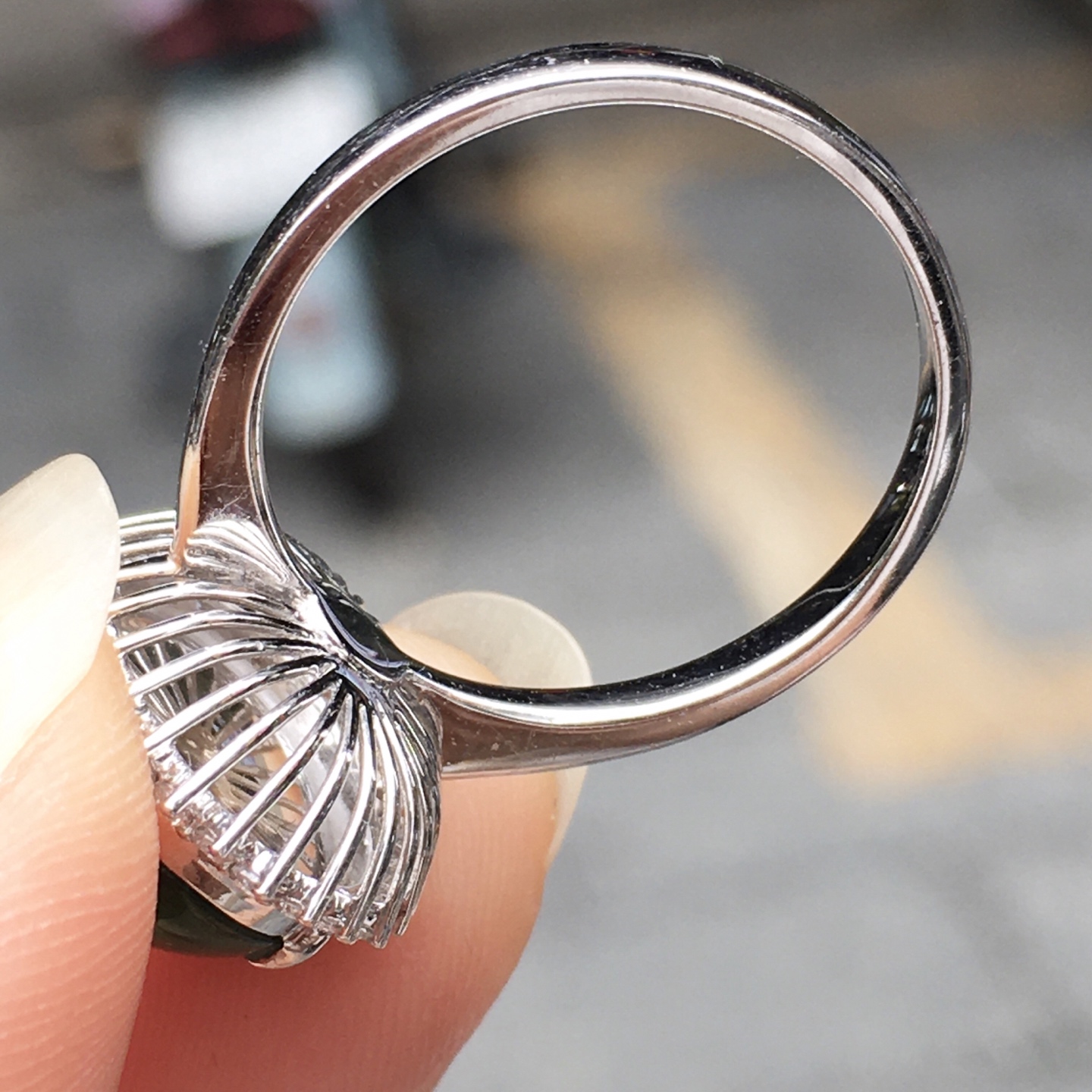 阳绿戒指，种色，性比超高。18K金伴真钻镶嵌，款式时尚精美。整体尺寸15.1×12.8×10.3裸石尺寸11.8×9.5×3