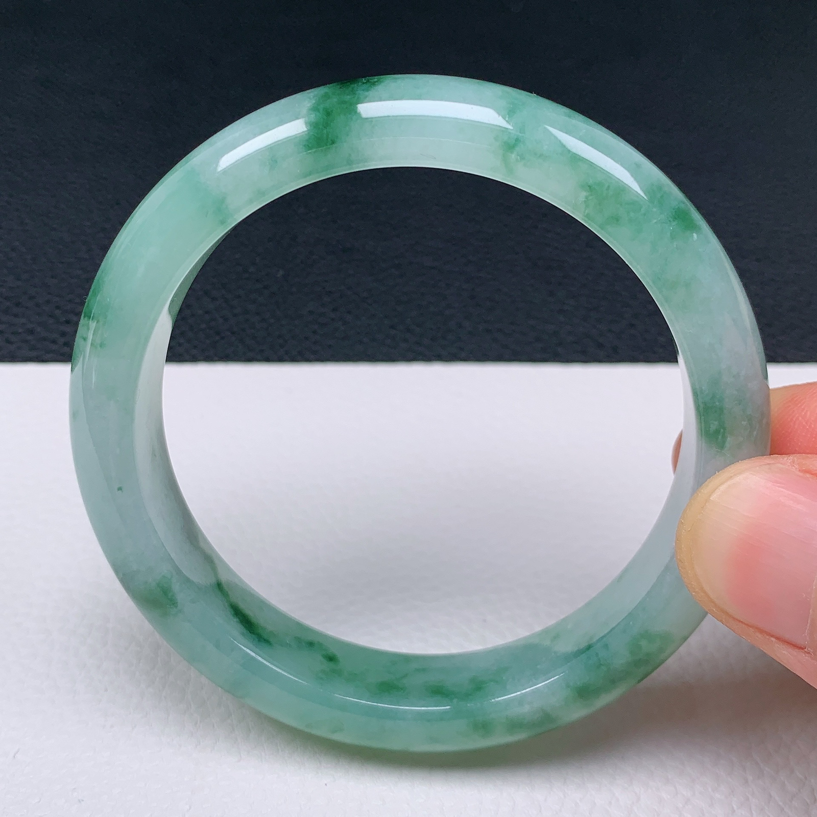 天然翡翠圈口57-58老坑冰透飘绿花手镯 玉质细腻 种水好 尺寸：57.1-12.6-8.2mm  M33