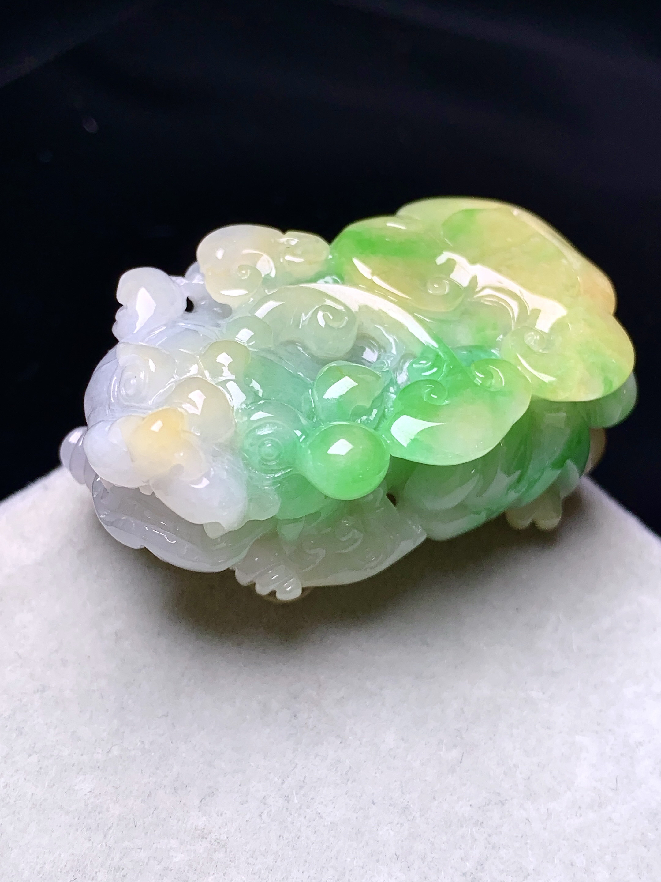 飘绿貔貅吊坠 玉质细腻 色泽艳丽清新 水润亮眼 整体尺寸39.5*26*16w1