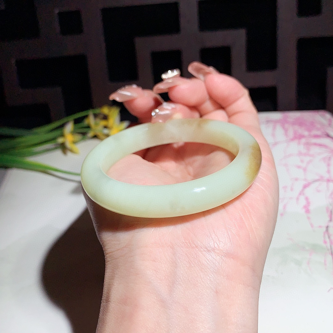 和田玉52.5圈且末糖手镯！玉质细腻油润 底色纯净 脂粉好，品质高。