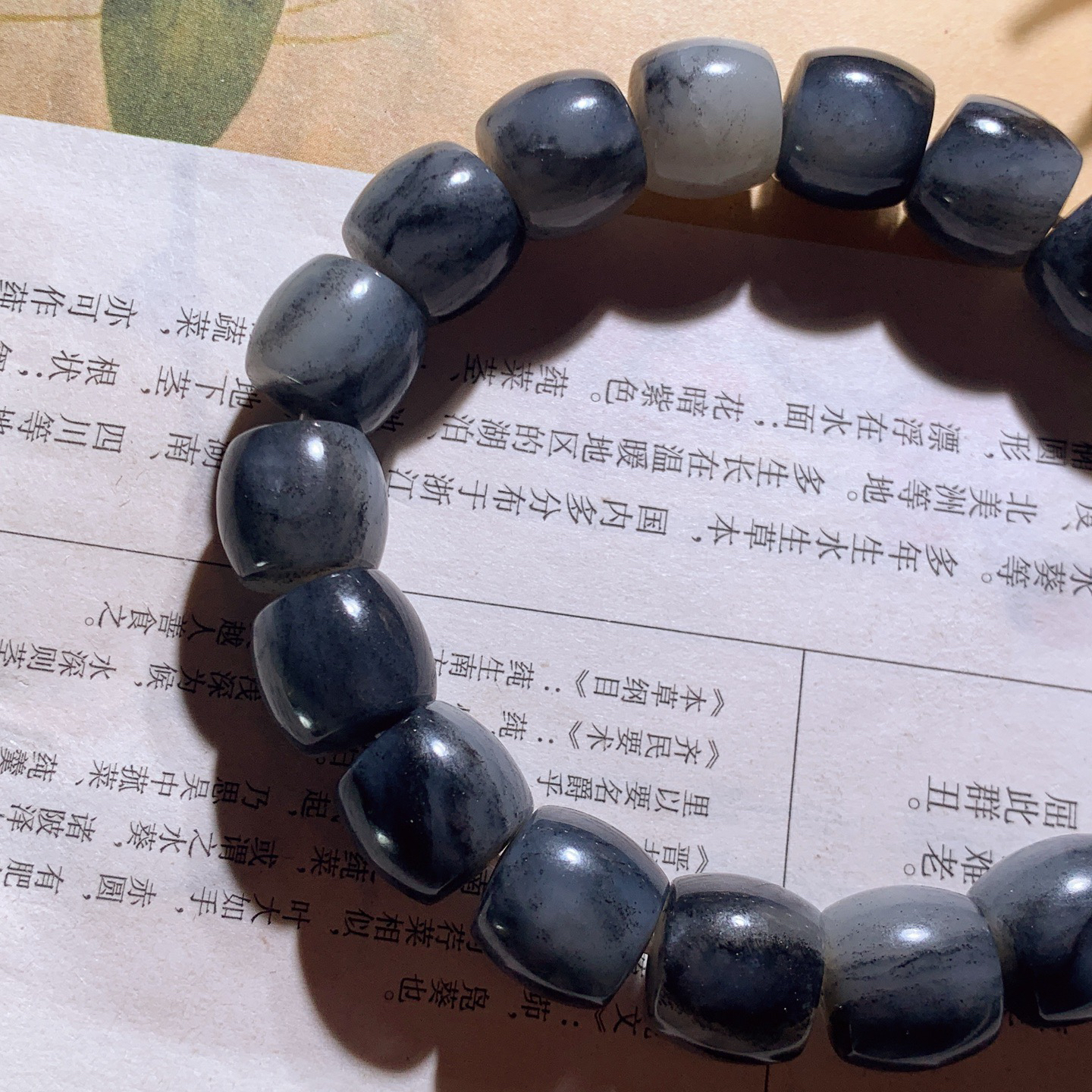 新疆和田玉籽料青花直切手串 单颗尺寸11/12重52.5克。玉质细腻油润。手推出油。佩戴高端典雅。lt260413