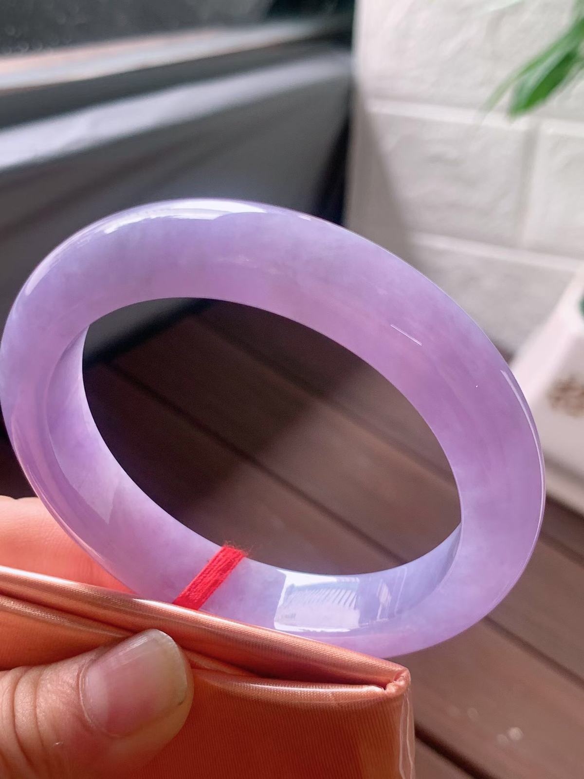 【翡翠名称】老坑种冰紫罗兰57.8正圈口手镯
【翡翠尺寸】57.8/12.4/9.7mm适合56.8-59正圈口佩戴
【翡翠描述】宝贝种老水足，玉质细腻，色泽靓丽，性价比高，佩戴效果好！
【其它赠送】权威证书/精美挂绳盒子/支持全国复检