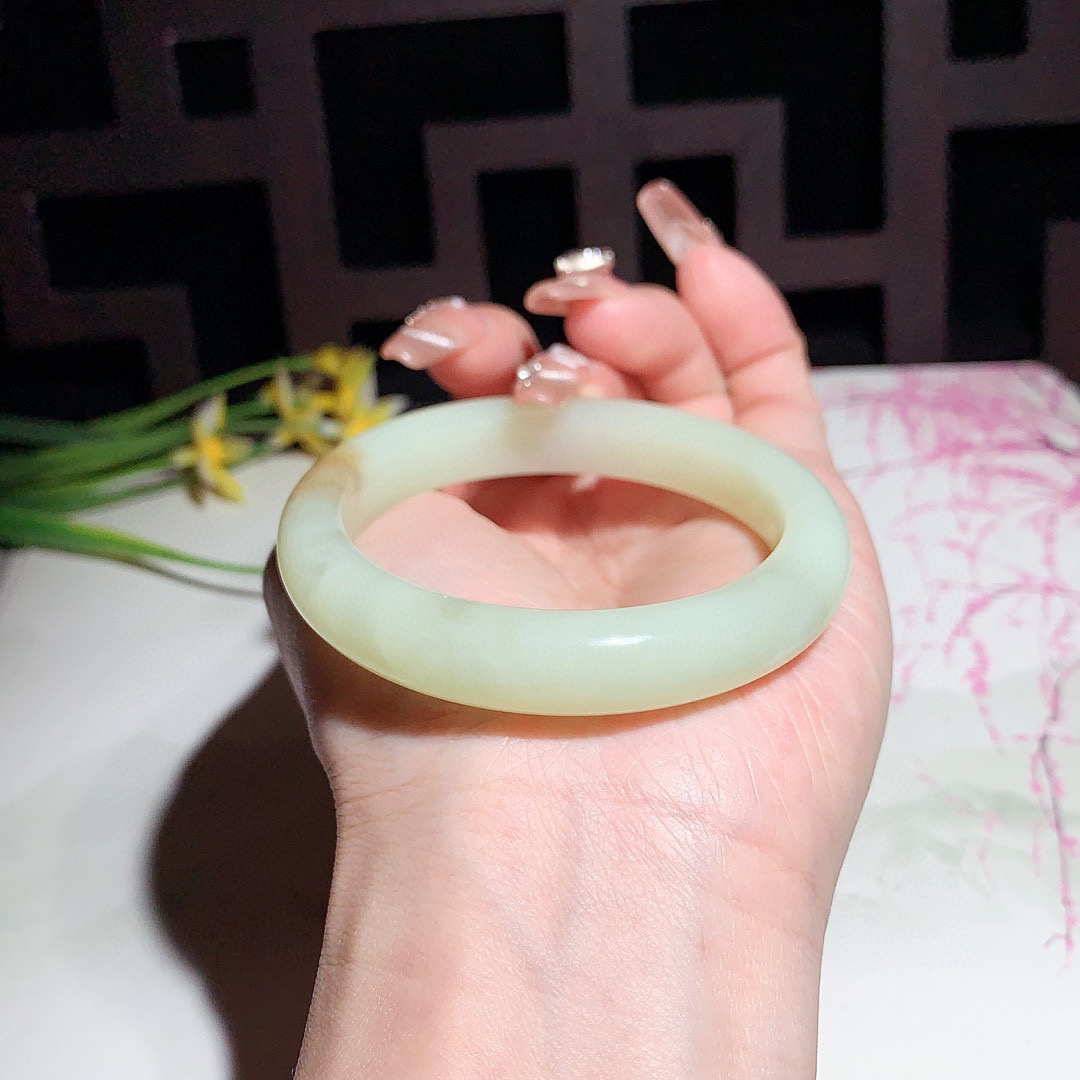 和田玉52.5圈且末糖手镯！玉质细腻油润 底色纯净 脂粉好，品质高。