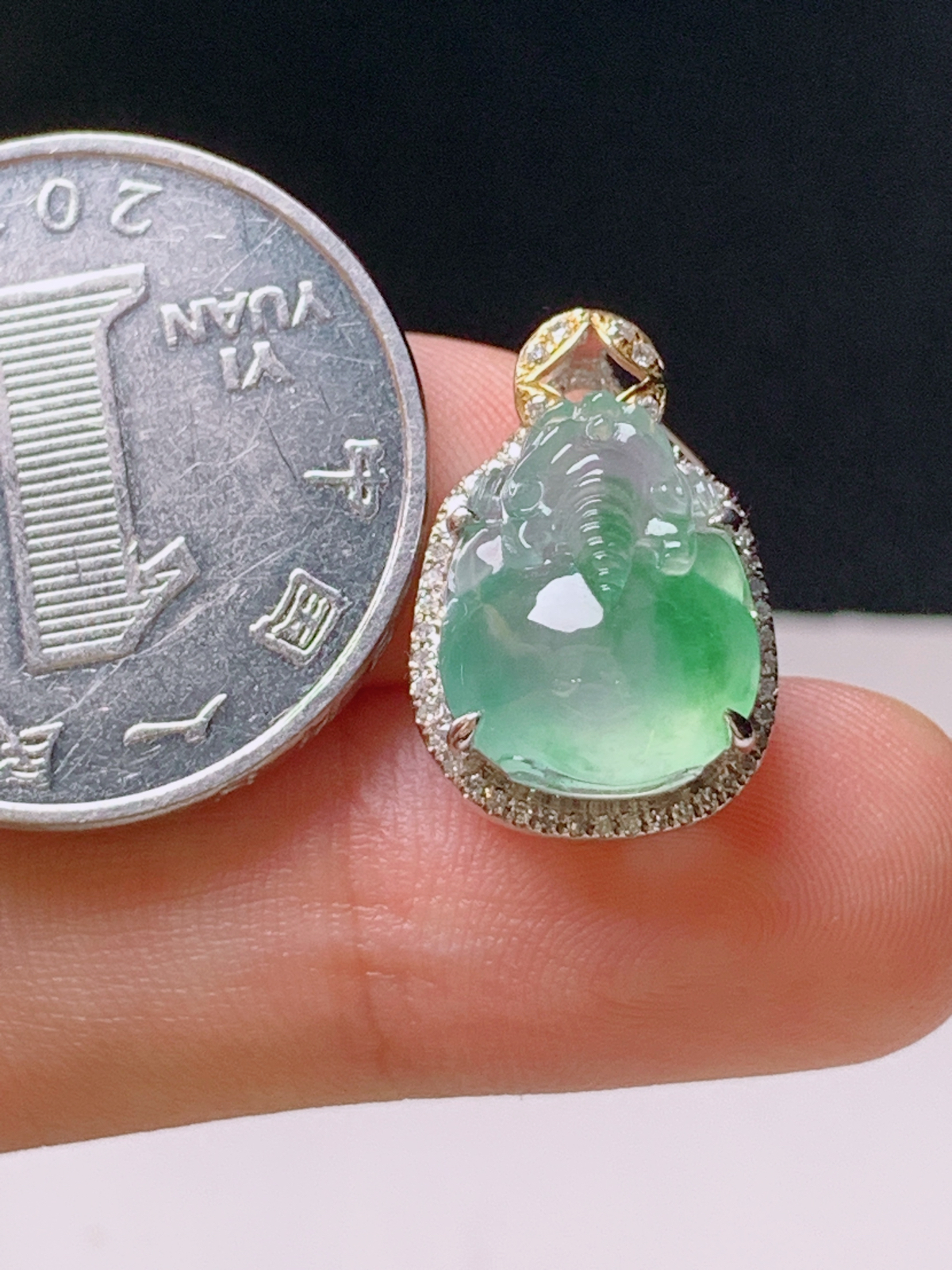 ️ 高冰飘绿貔貅吊坠，冰透饱满，飘绿灵动
裸石13.3-10.5-6.1
整体18.5-12.5-10.1..