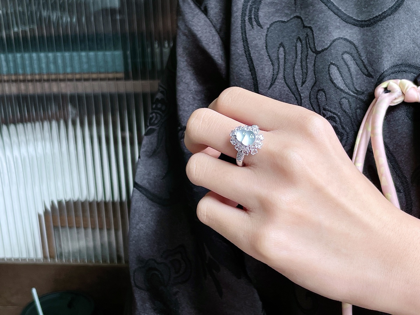 【镶嵌】高冰葫芦戒指 【说明】缅料 18k金镶嵌 无裂 性比高 【整体】15-12.8-11 【裸石】9-6.7-3.3 【圈口】14号 【重量】3.4克