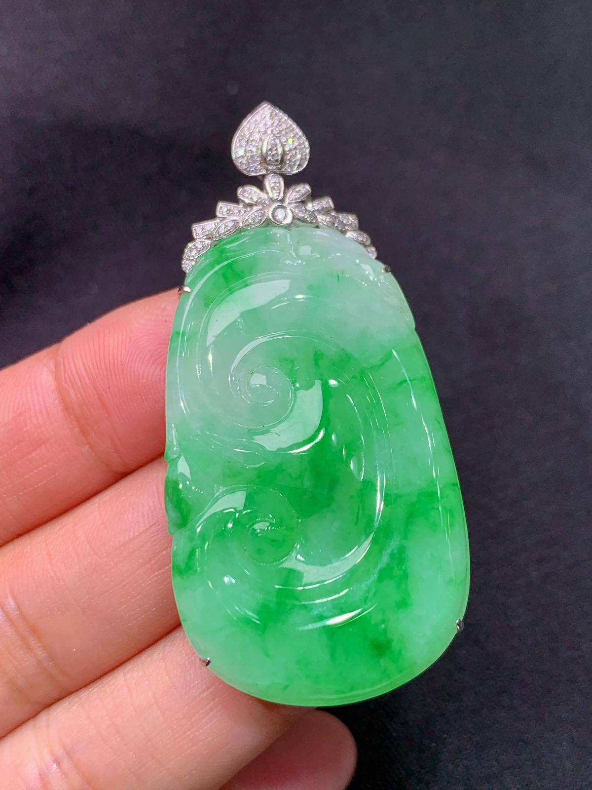 冰飘绿如意吊坠，18k金镶嵌，冰润色阳，玉质细腻，种水足，Nn 尺寸54.1*26.5*6.3