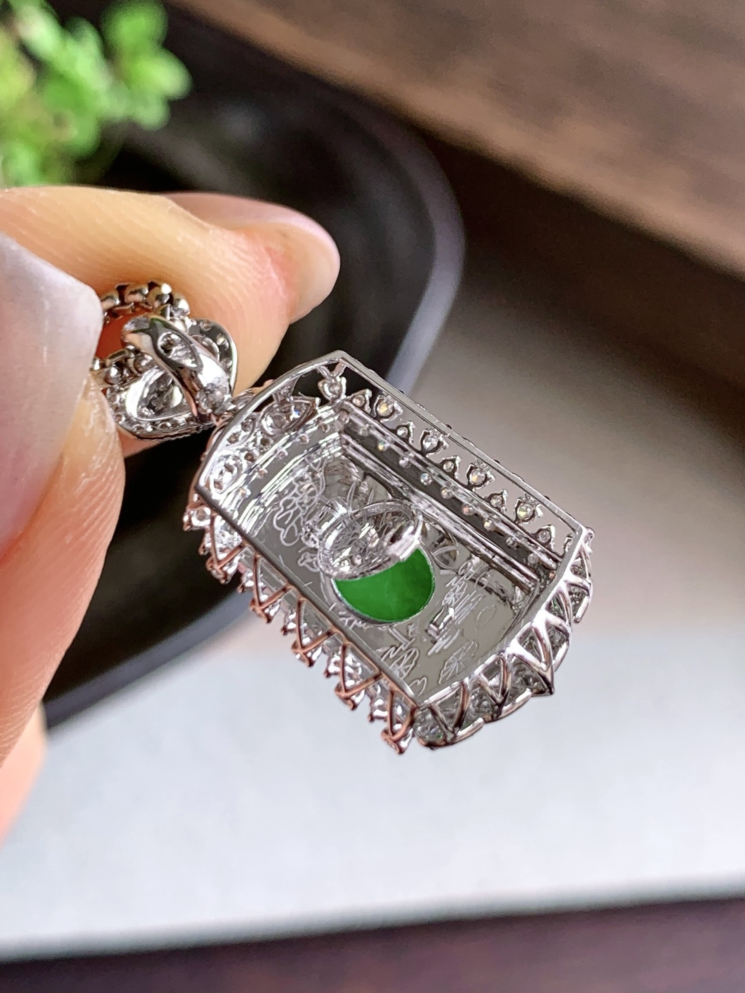 【镶嵌】冰阳绿无事牌飘绿花无事牌吊坠 【说明】缅料 18k金镶嵌 性比高 飘花 【整体】26.4-13.3-7.6 【裸石】13.5-9-1.4 【重量】2.5克