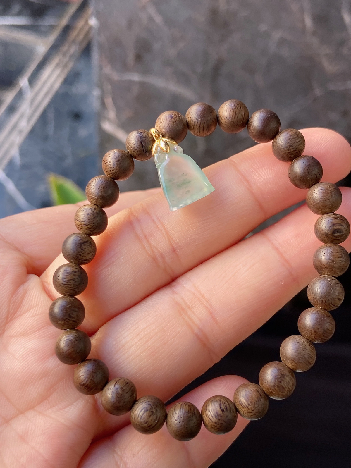 冰飘花莲蓬万能扣
18k金镶嵌，飘花灵动