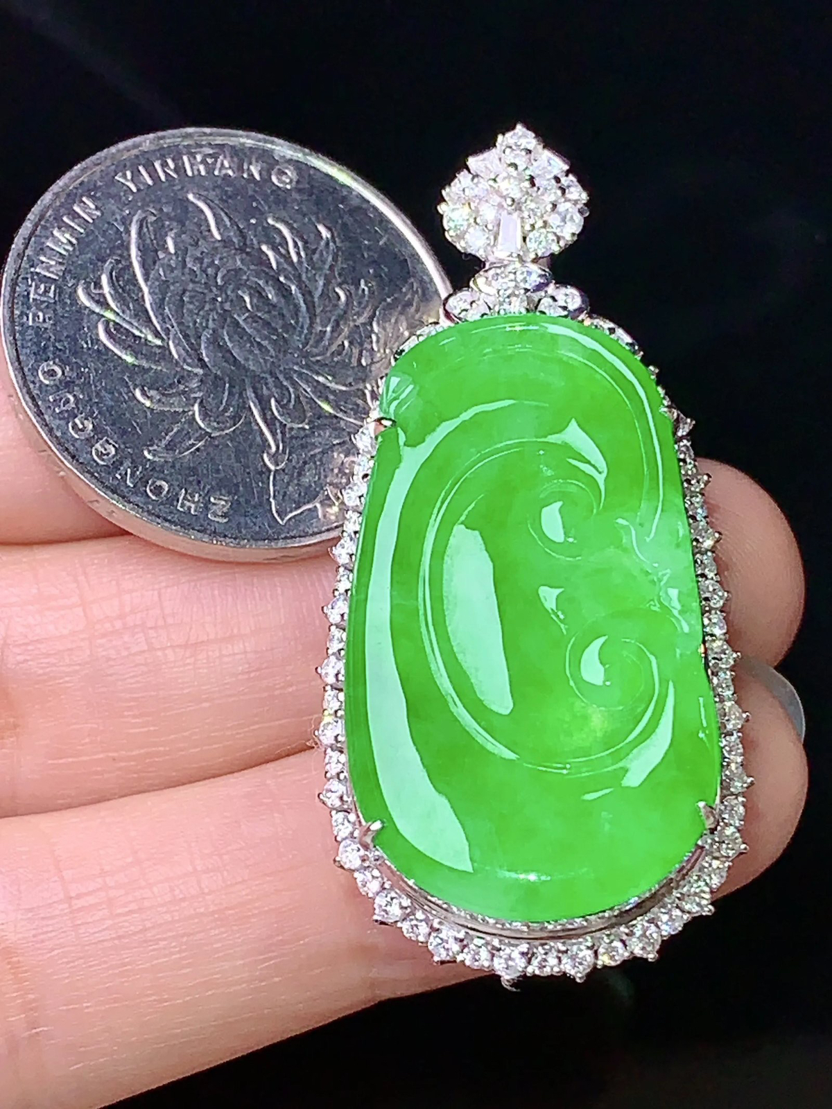 18k金钻镶嵌翠绿如意吊坠 玉质细腻 水润亮眼 色泽艳丽 整体尺寸44.8*20.8*11