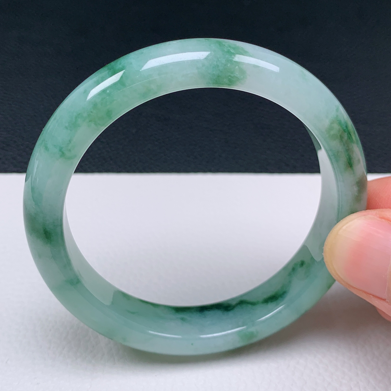 天然翡翠圈口57-58老坑冰透飘绿花手镯 玉质细腻 种水好 尺寸：57.1-12.6-8.2mm  M33