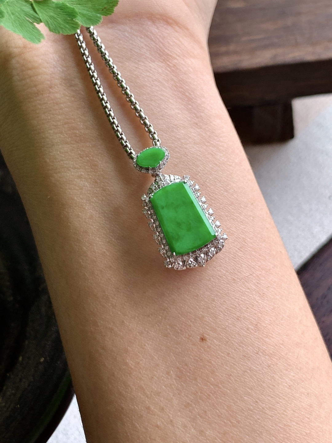 【镶嵌】冰阳绿无事牌飘绿花无事牌吊坠 【说明】缅料 18k金镶嵌 性比高 飘花 【整体】26.4-1