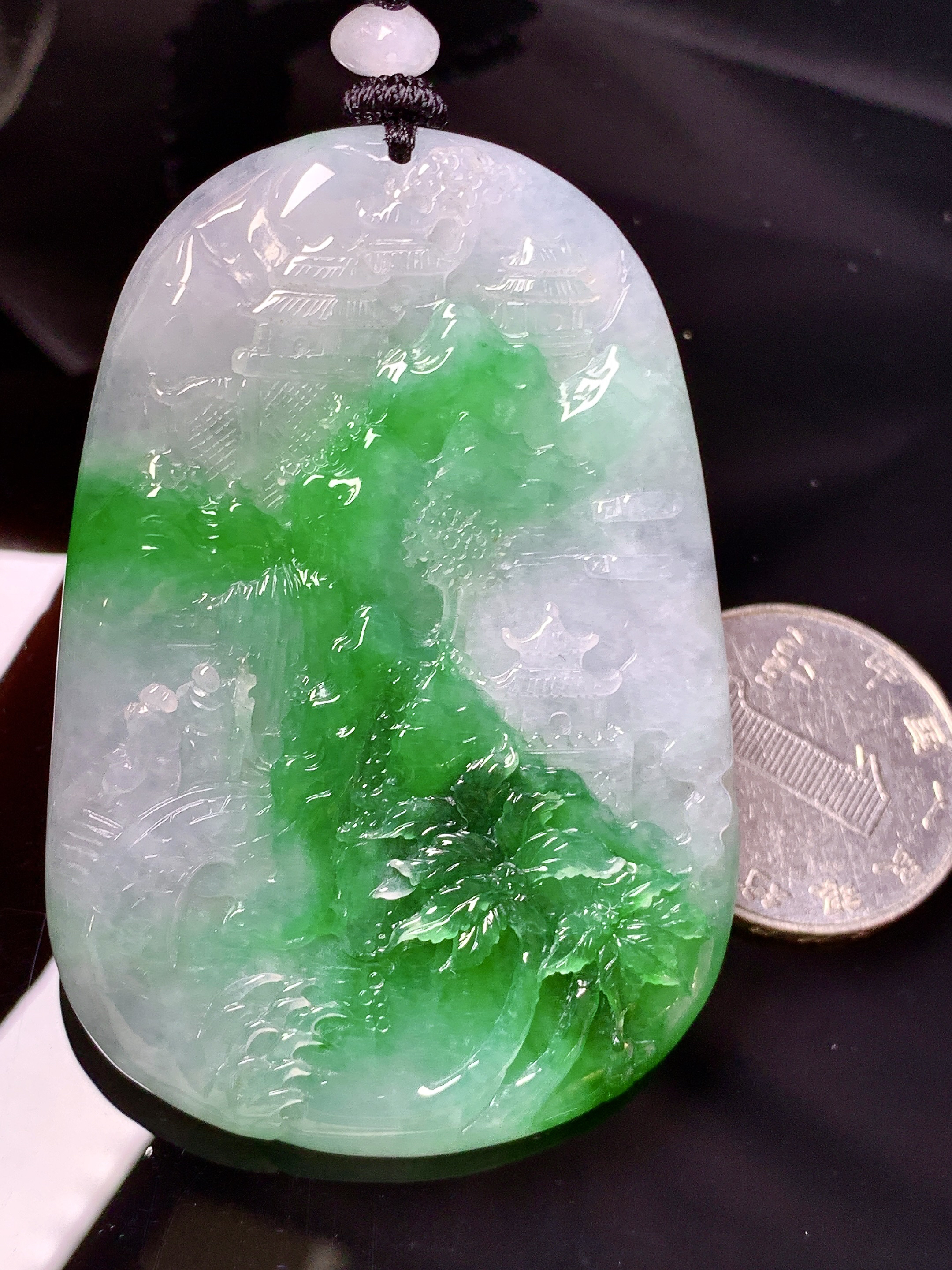 飘绿山水牌子吊坠 玉质细腻 色泽艳丽清新 水润亮眼 整体尺寸63*42.8*6.5w1