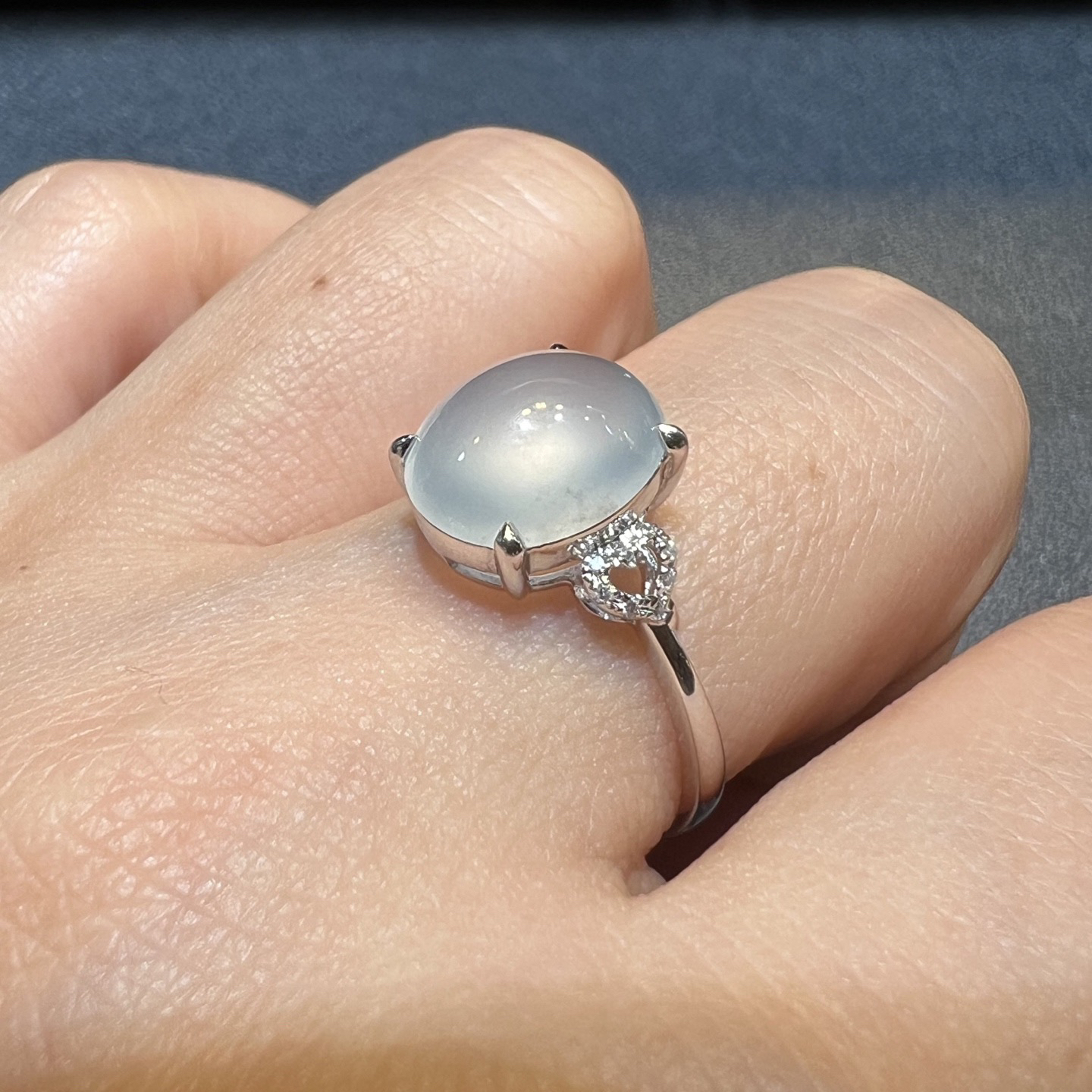 ️18k金钻石镶嵌冰种起光白冰蛋面戒指天然缅甸翡翠A货