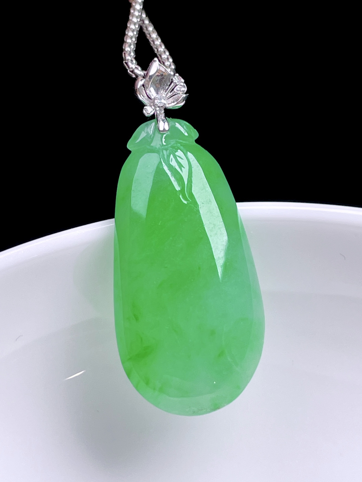 ️ 冰阳绿福瓜 
色泽浓郁，种老水润，18k金镶嵌
整体：33.6
裸石：28/14/4.7