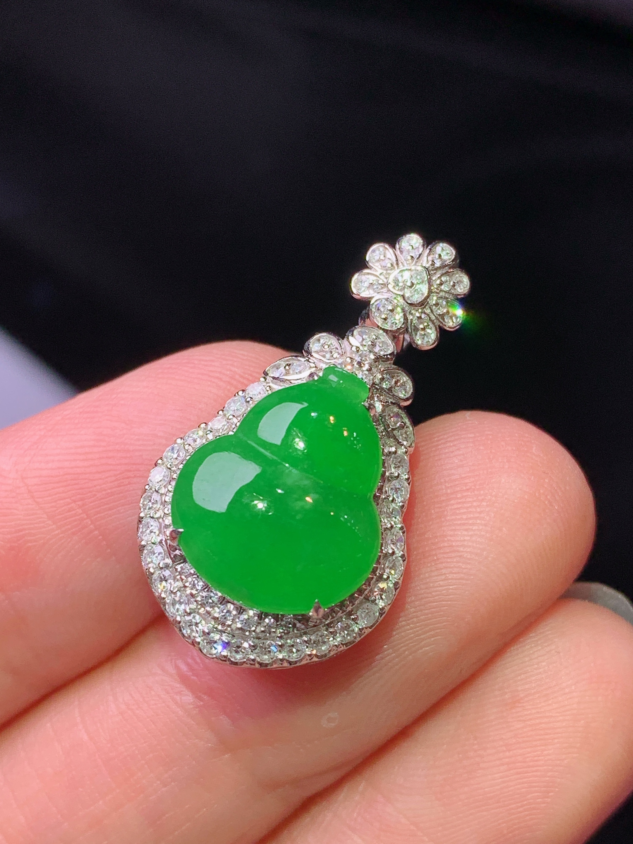 18k金钻镶嵌满绿葫芦吊坠 玉质细腻 色泽艳丽清新 水润亮眼 整体尺寸26*14.5*10h1