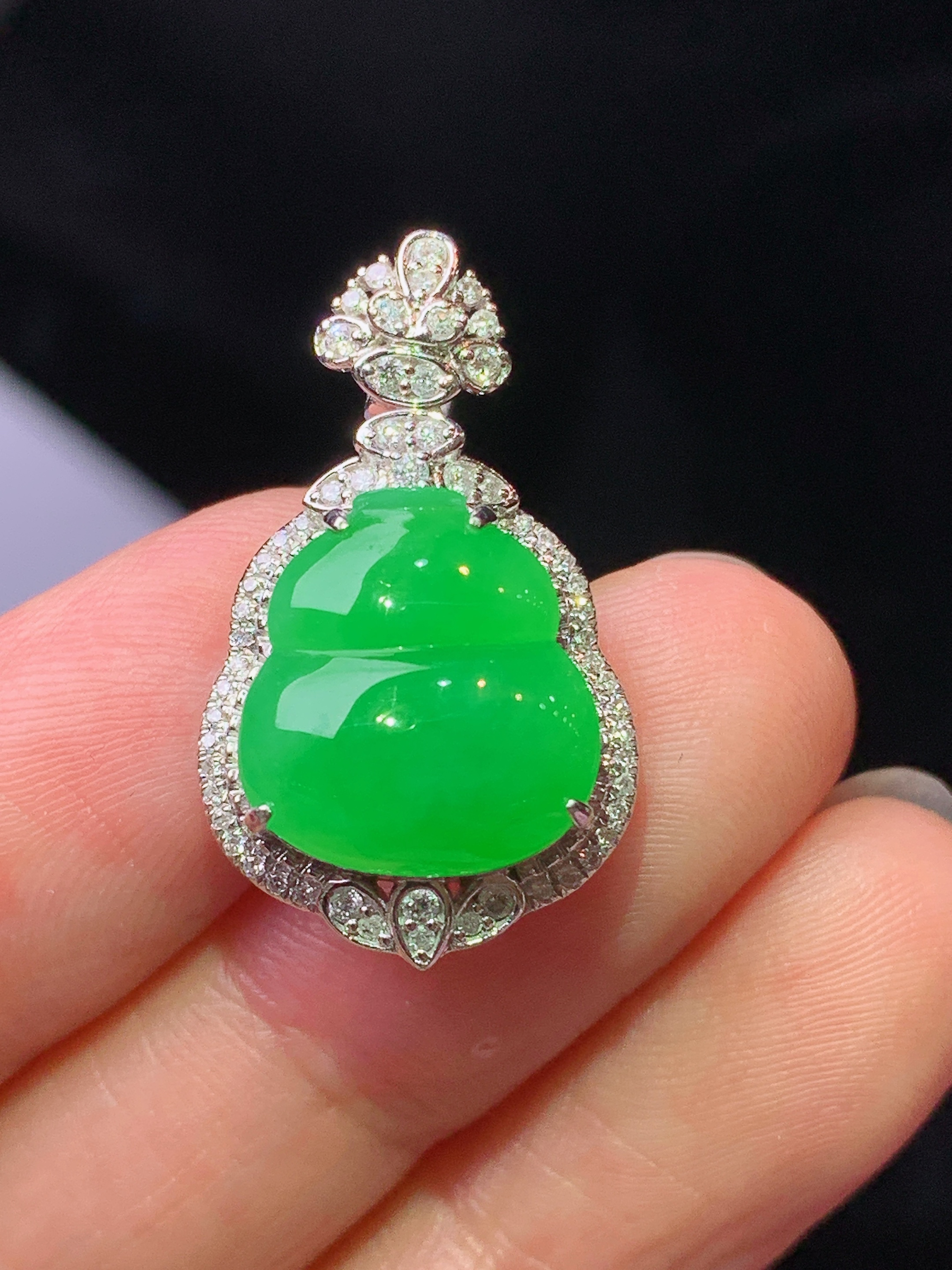 18k金钻镶嵌满绿葫芦吊坠 玉质细腻 色泽艳丽清新 水润亮眼 整体尺寸25.3*15*9L2