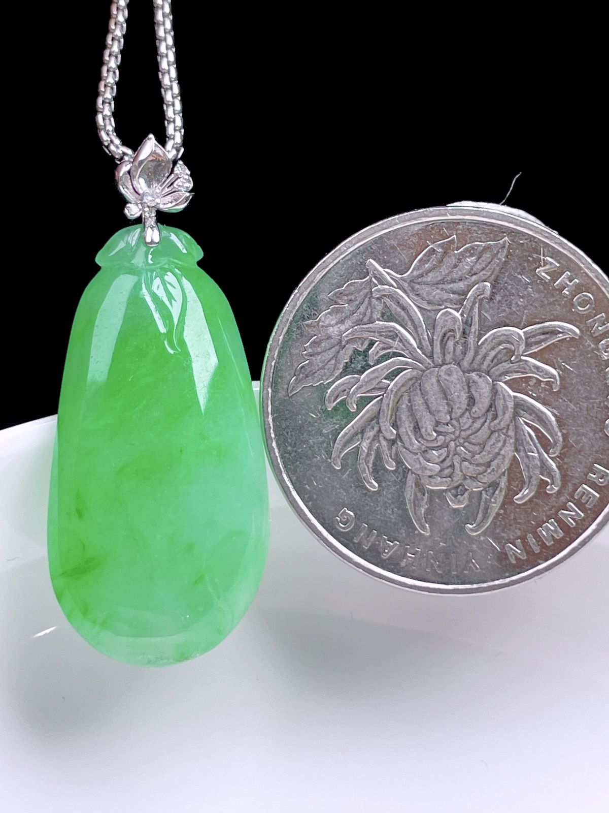 ️ 冰阳绿福瓜 
色泽浓郁，种老水润，18k金镶嵌
整体：33.6
裸石：28/14/4.7