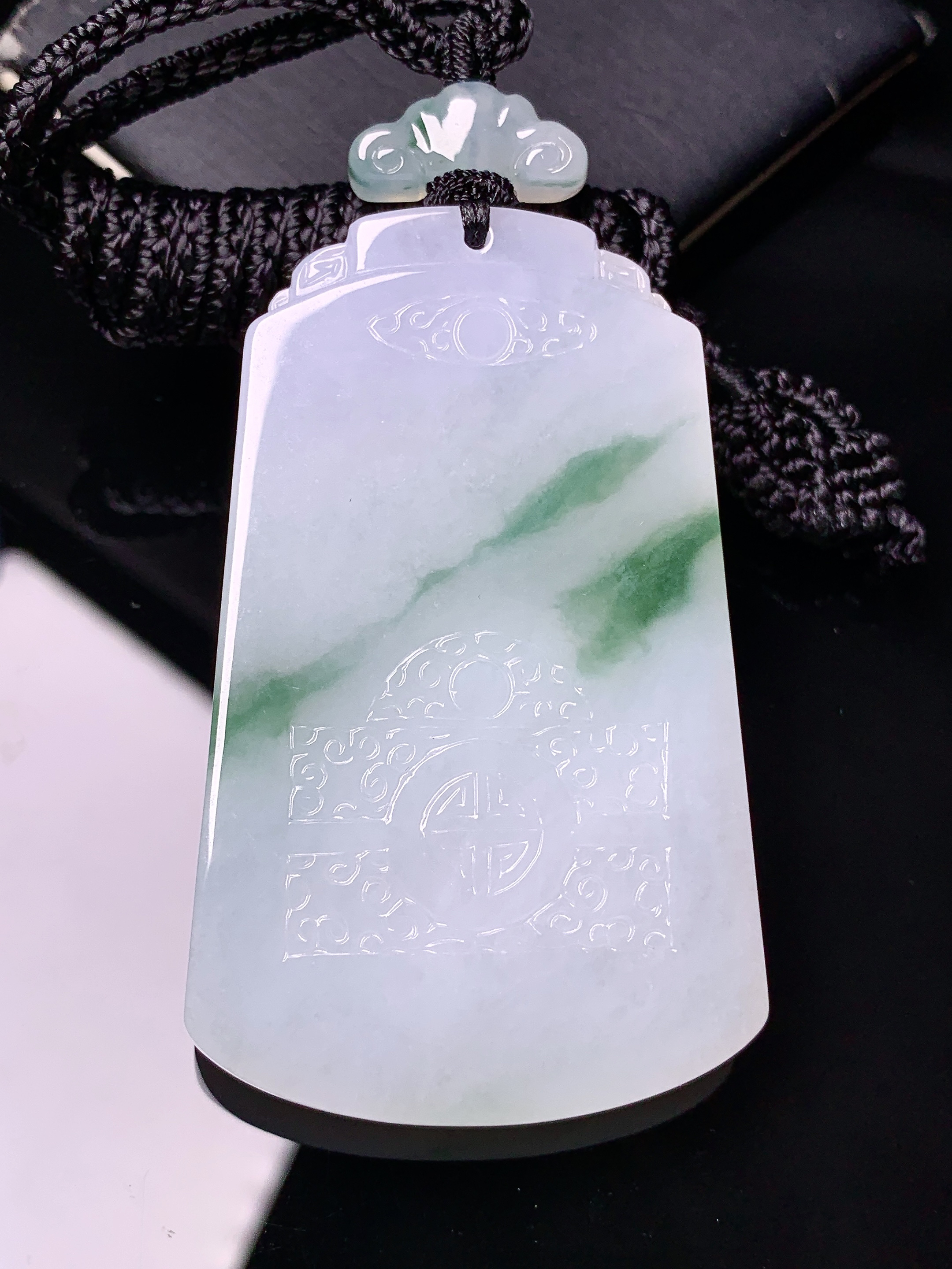 飘绿无事牌吊坠 玉质细腻 色泽艳丽清新 水润亮眼 整体尺寸57.6*35.2*5.5L1