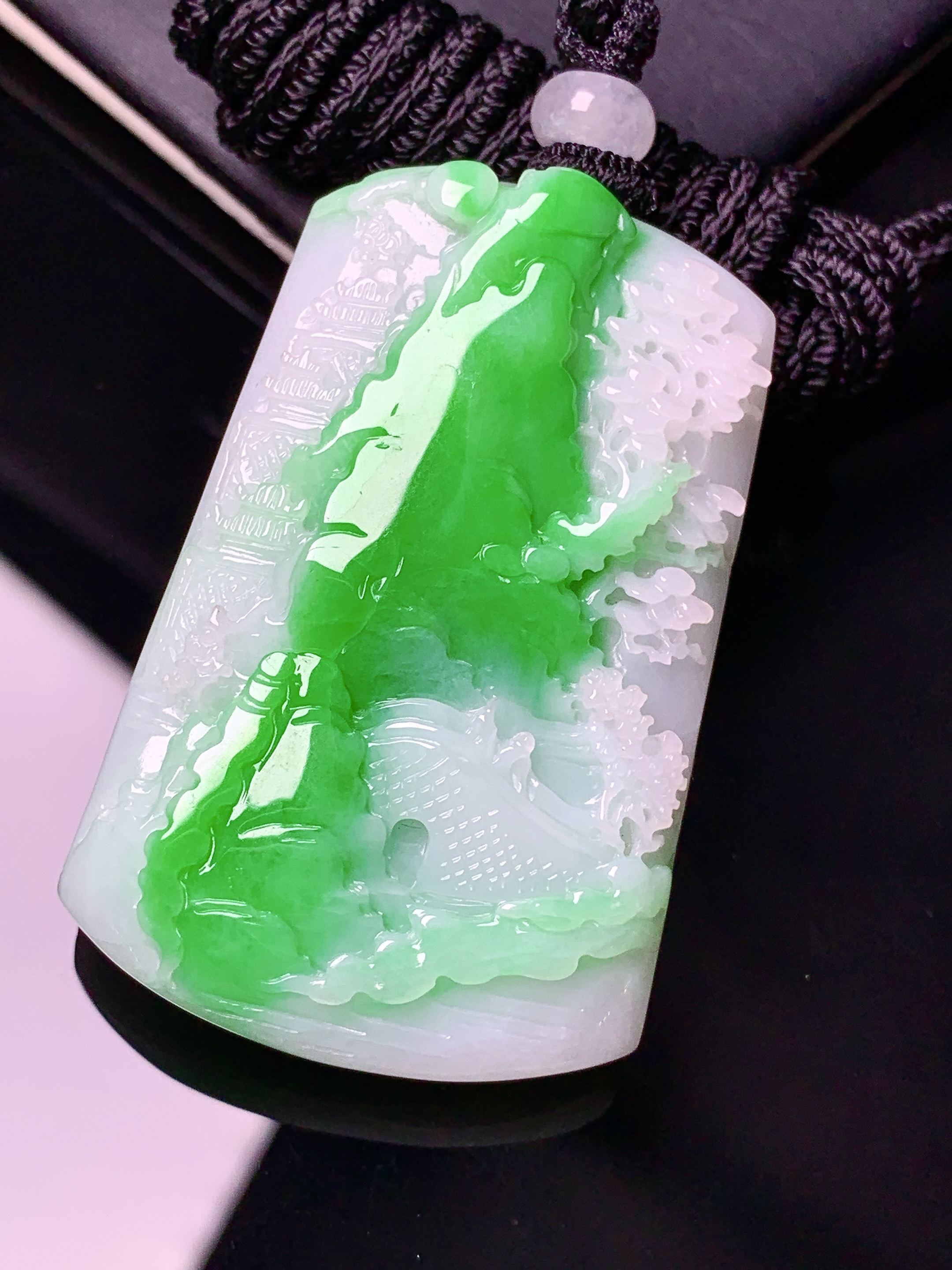 飘绿山水吊坠 玉质细腻 色泽艳丽清新 水润亮眼 整体尺寸47.2*30.5*9.3w1