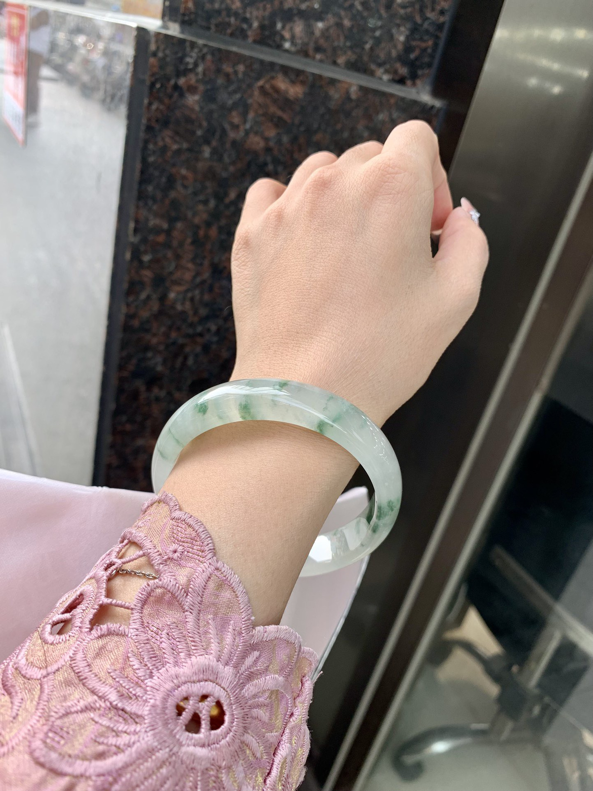 冰飘花正圈
底妆水润细腻，冰底中开出了朵朵兰花，飘花灵动飘逸，勾勒出一幅唯美诗意的山水意境画，古典优雅又秀气。