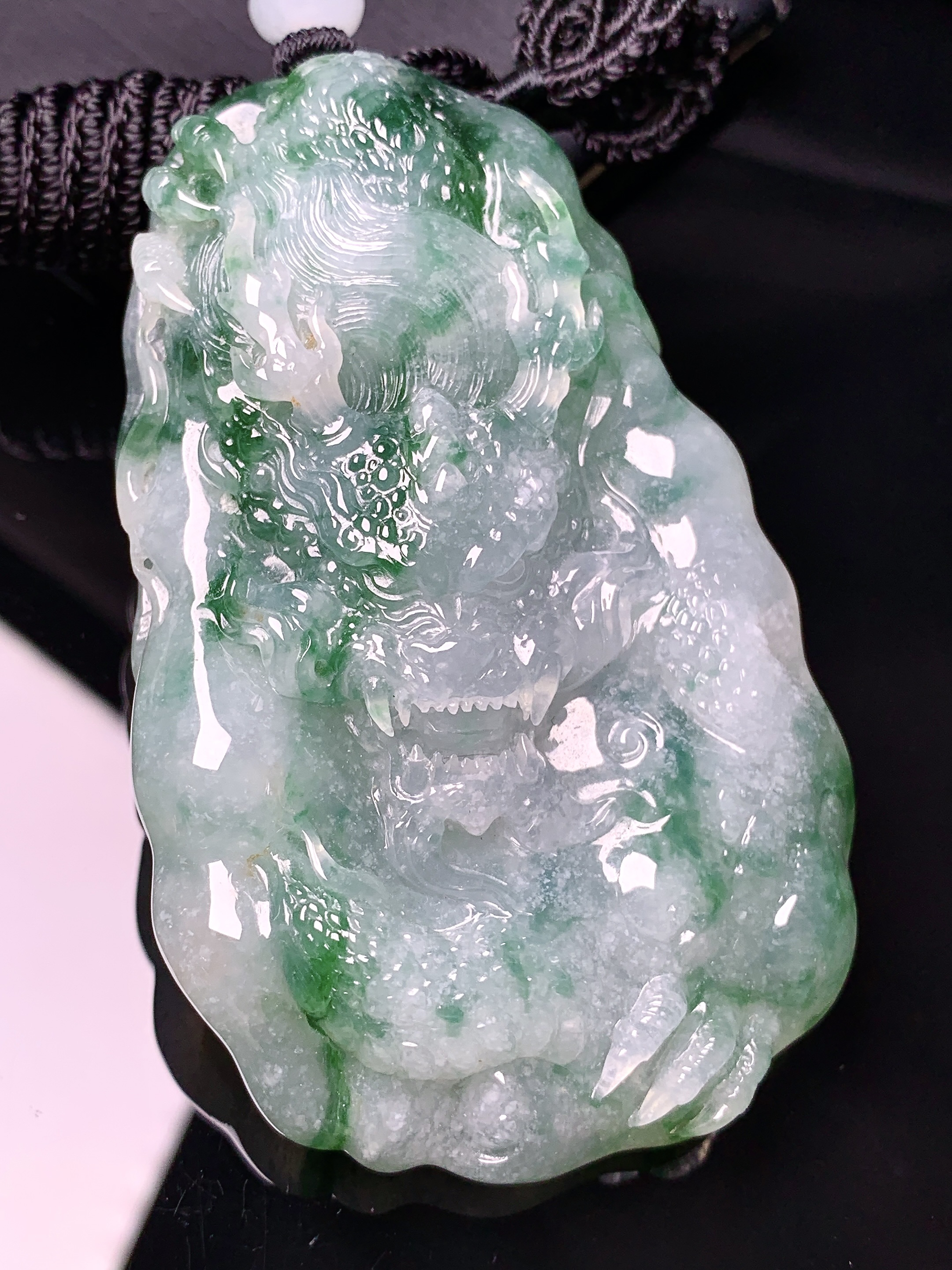 飘绿龙牌吊坠 玉质细腻 色泽艳丽清新 水润亮眼 整体尺寸73.6*45.6*14.5L1