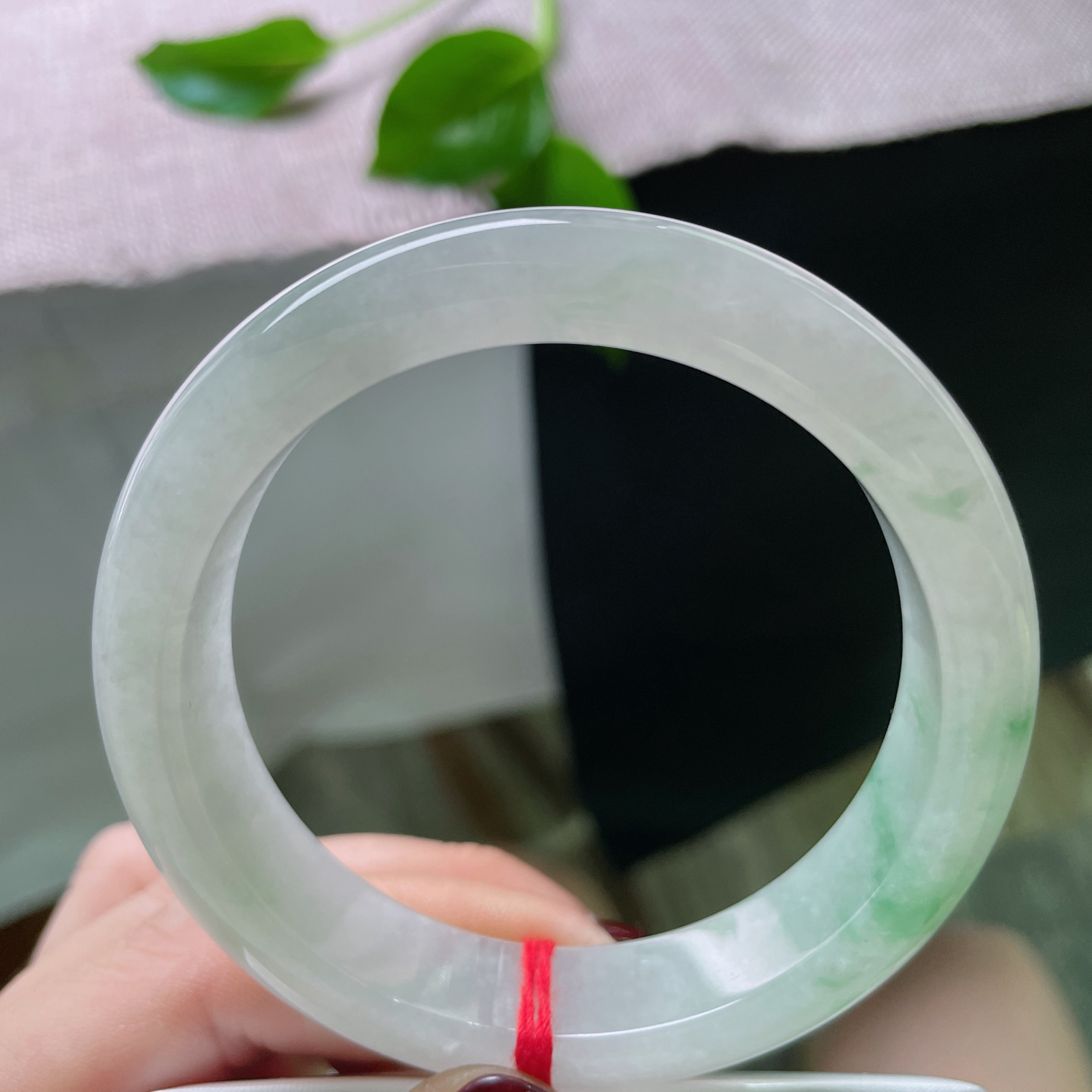 56.5/12.6/8.7，飘绿正圈，水头好，种老，一潭春水，被风吹皱，便飘出了这抹翠意..