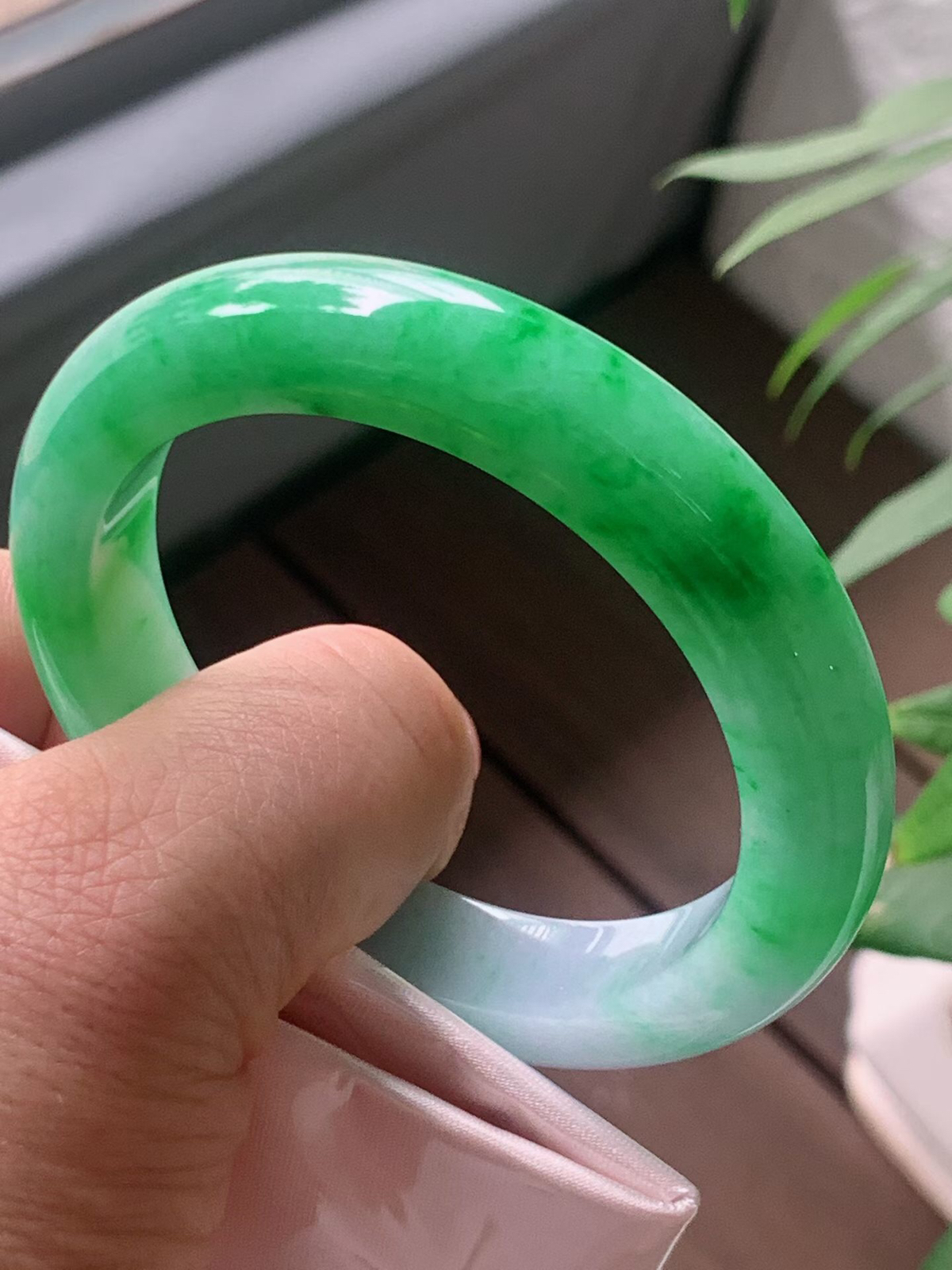 【翡翠名称】老坑种飘阳绿54.3正圈口手镯
【翡翠尺寸】54.3/11.4/9.2mm适合53-55.5正圈口佩戴
【翡翠描述】宝贝种老水足，玉质细腻，色泽靓丽，性价比高，佩戴效果好！
【其它赠送】权威证书/精美挂绳盒子/支持全国复检