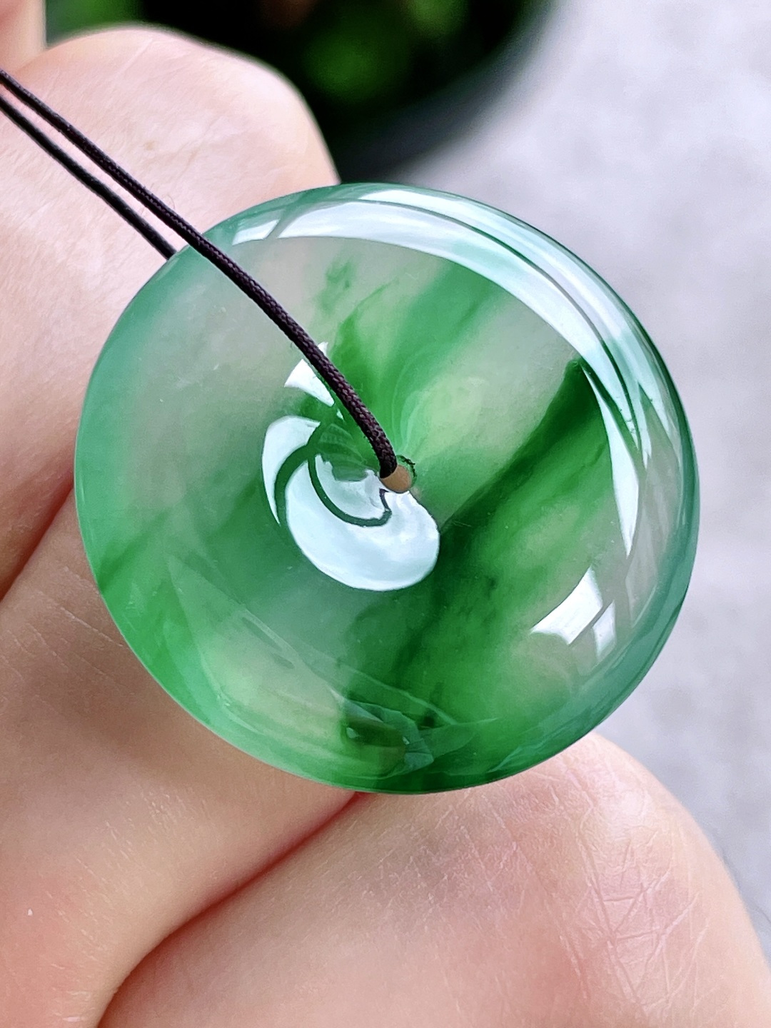 【裸石】高冰飘阳绿平安扣吊坠【说明】缅料 无裂 性比高【尺寸】25.8-5.5【重量】7.5克