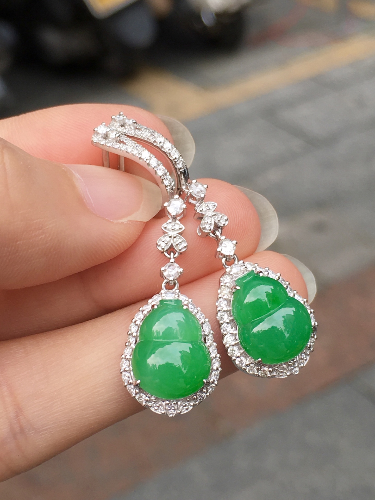 阳绿葫芦耳环，种色，性比超高。18K金伴钻镶嵌，款式时尚精美。整体尺寸39.4×11.8×7.9裸石尺寸11.3×9×3