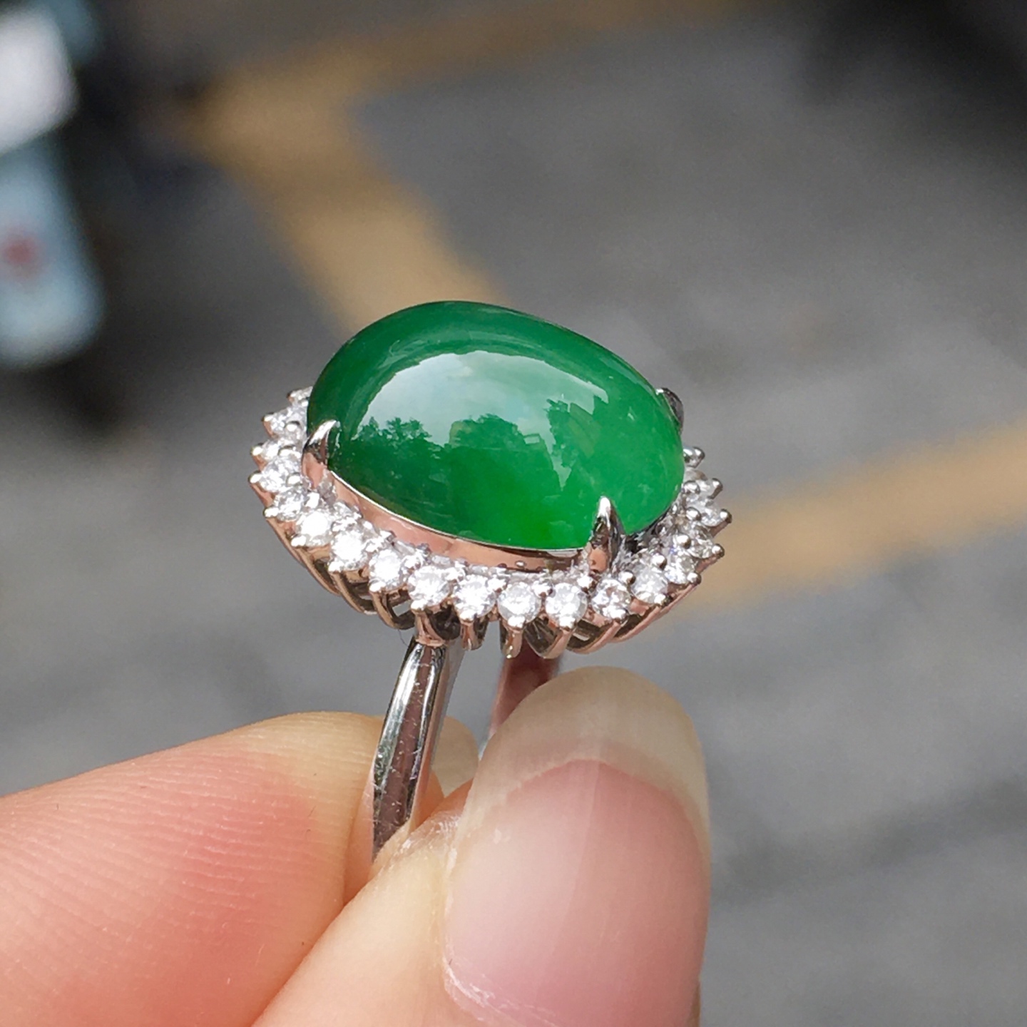 阳绿戒指，种色，性比超高。18K金伴真钻镶嵌，款式时尚精美。整体尺寸15.1×12.8×10.3裸石尺寸11.8×9.5×3