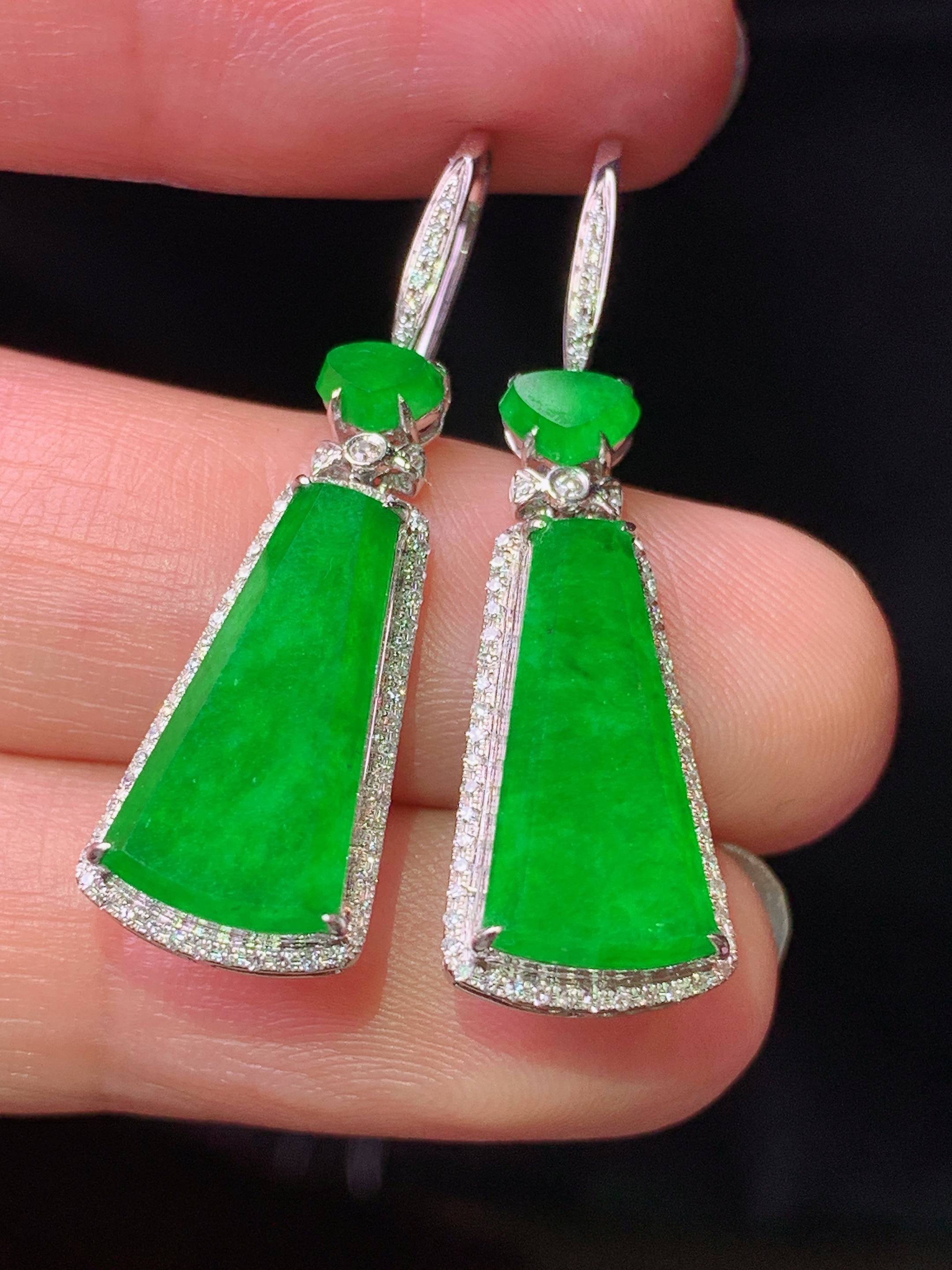 18k金钻镶嵌满绿无事牌耳坠 玉质细腻 色泽艳丽清新 水润亮眼 整体尺寸34*10*4.8h1